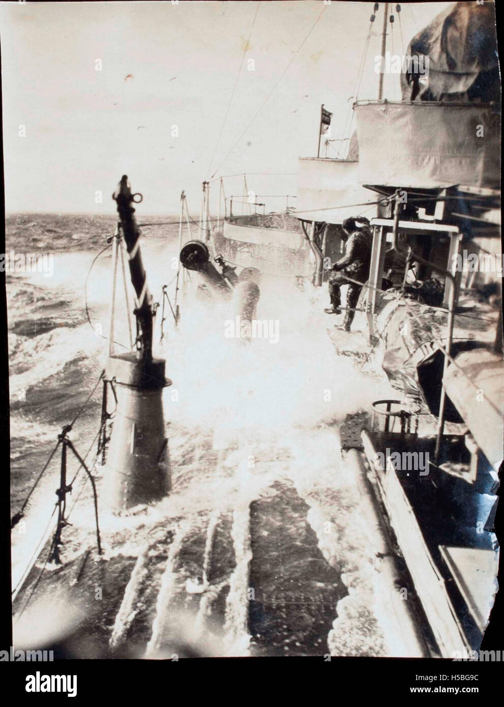Questa immagine cattura il lato di dritta di una nave che naviga attraverso mari accidentati, mostrando le difficili condizioni marittime che i marinai devono affrontare durante questo periodo. Foto Stock