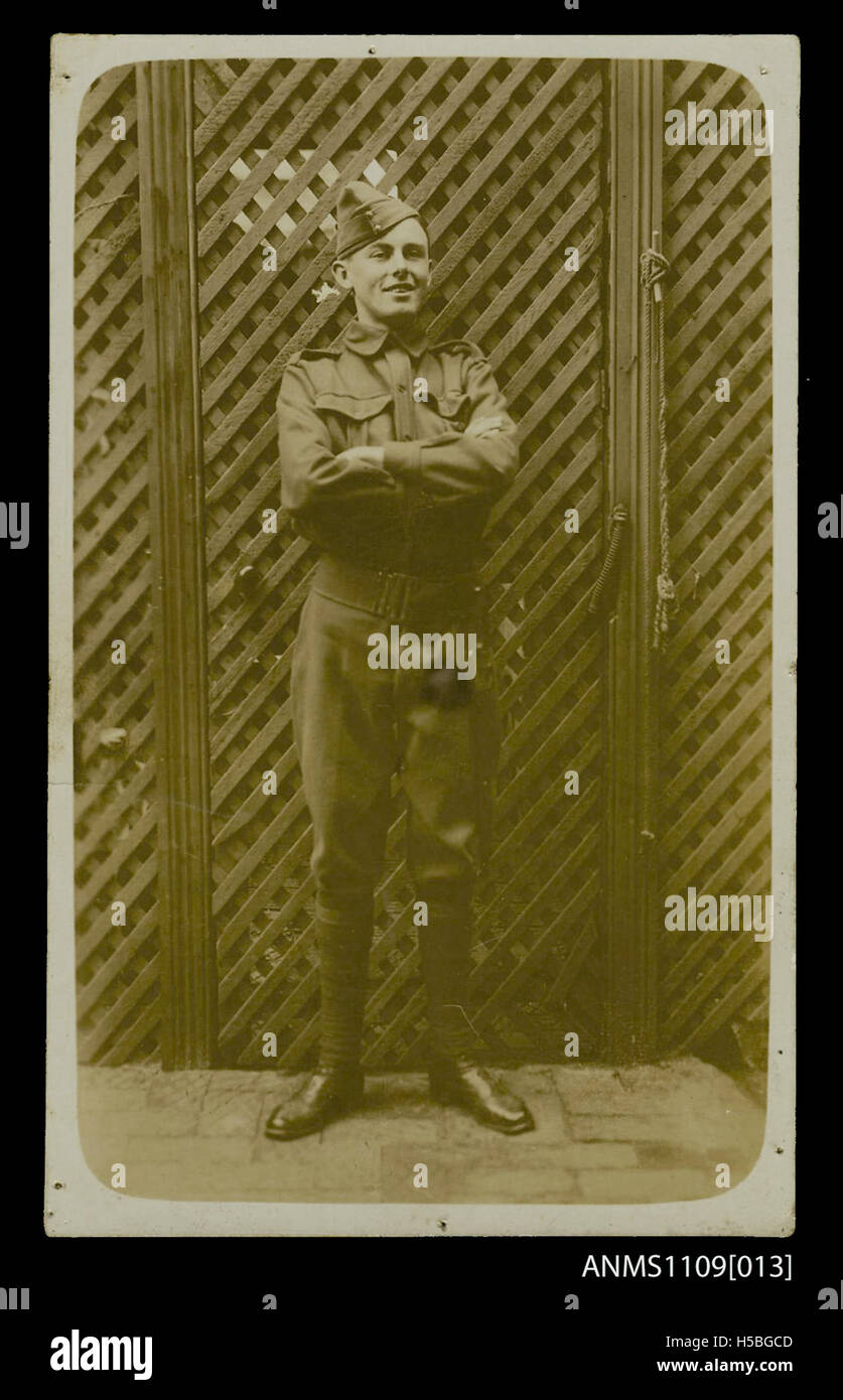 Cartolina fotografica di un uomo in abbigliamento militare, che cattura l'abbigliamento e lo stile di un soldato, probabilmente dei primi anni del XX secolo. Foto Stock