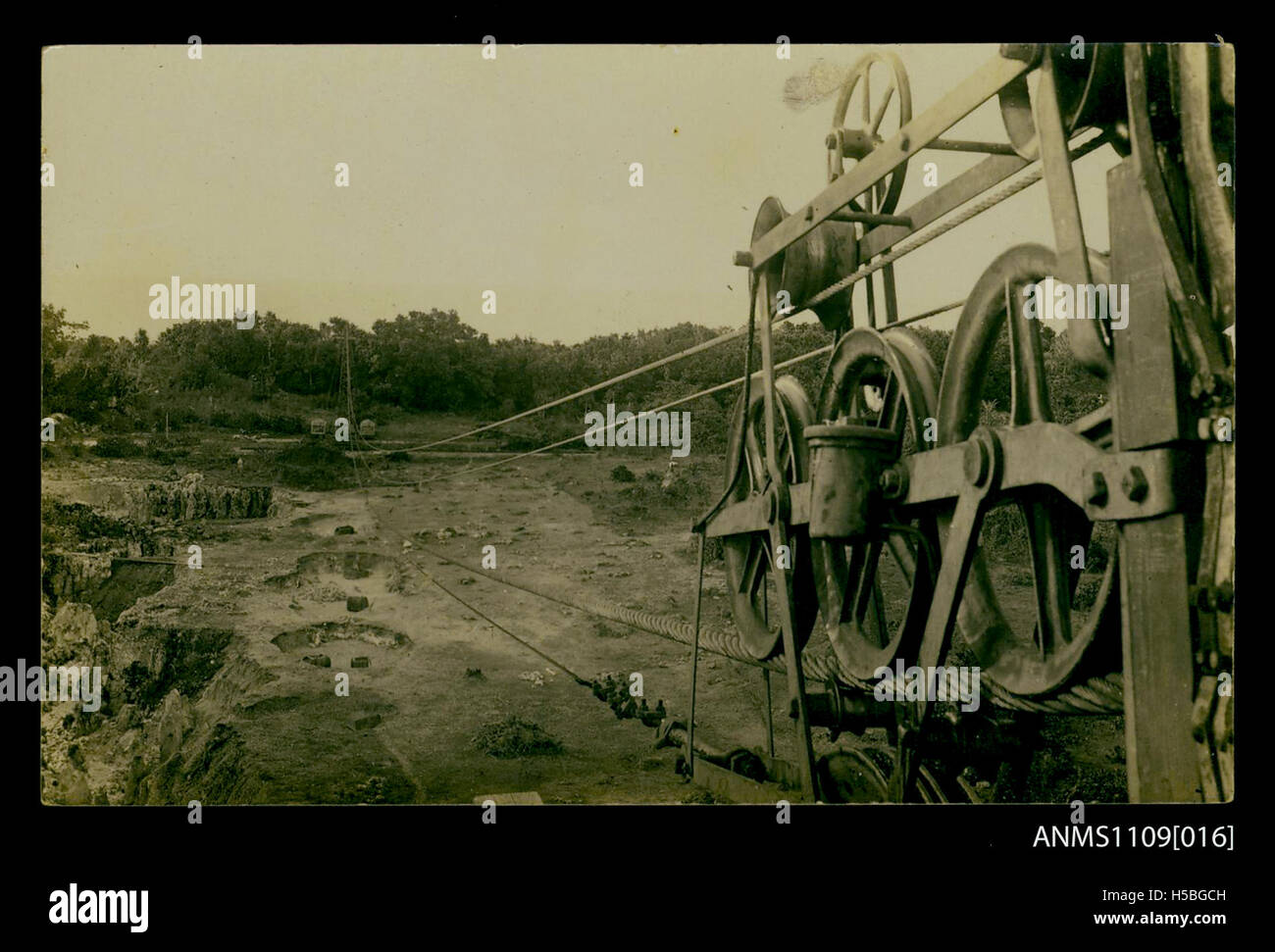 Questa cartolina fotografica mostra un sistema di cavi, probabilmente utilizzato per il trasporto o per scopi industriali. L'immagine fa parte di una collezione che documenta i progressi ingegneristici e può rappresentare una struttura storica o un sistema infrastrutturale significativo legato a eventi o festival nazionali. Foto Stock