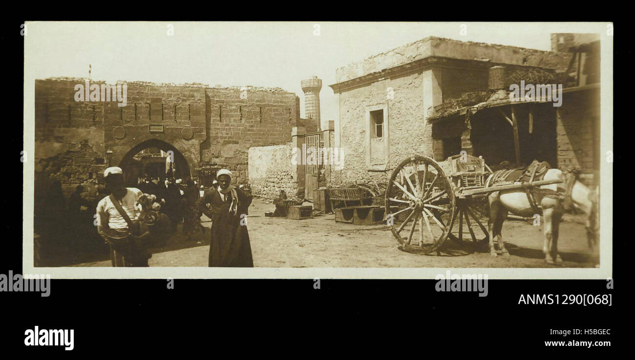 Una scena di strada dal Cairo, in Egitto, che mostra la vivace vita cittadina. Questa immagine cattura l'architettura, la diversità culturale e le strade trafficate che caratterizzano la capitale egiziana. Foto Stock