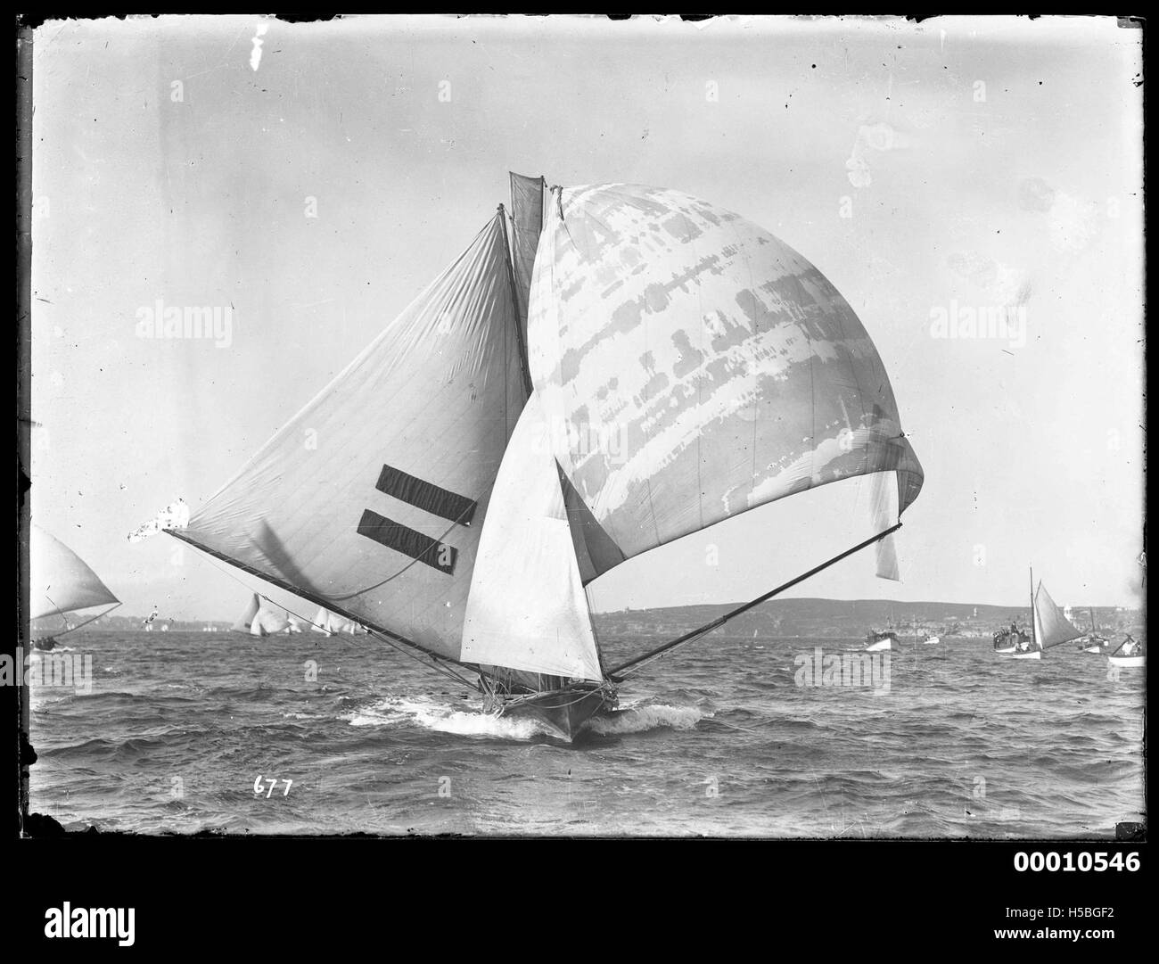Una fotografia che raffigura una nave di 18 piedi che naviga nel porto di Sydney, un popolare tipo di piccola barca a vela conosciuta per la sua velocità e agilità sull'acqua. Foto Stock