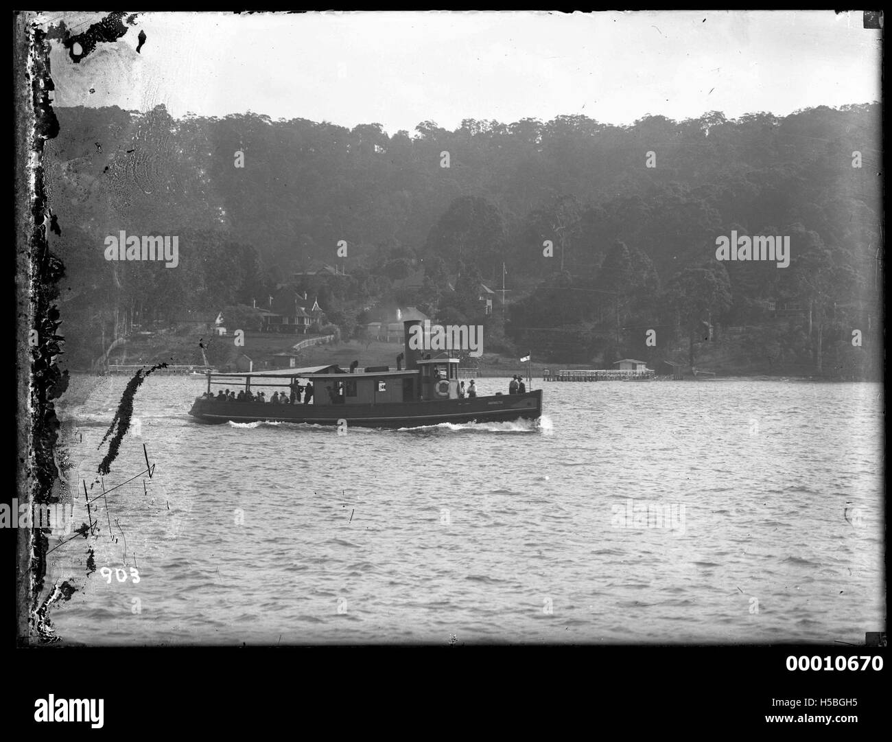 Questa immagine mostra il rimorchiatore Antartico durante la Pittwater Regatta del 1925 in Australia. La regata fu un importante evento velico a Pittwater, un'insenatura situata a nord di Sydney, nota per la sua partecipazione di vari tipi di barche, tra cui rimorchiatori. Foto Stock
