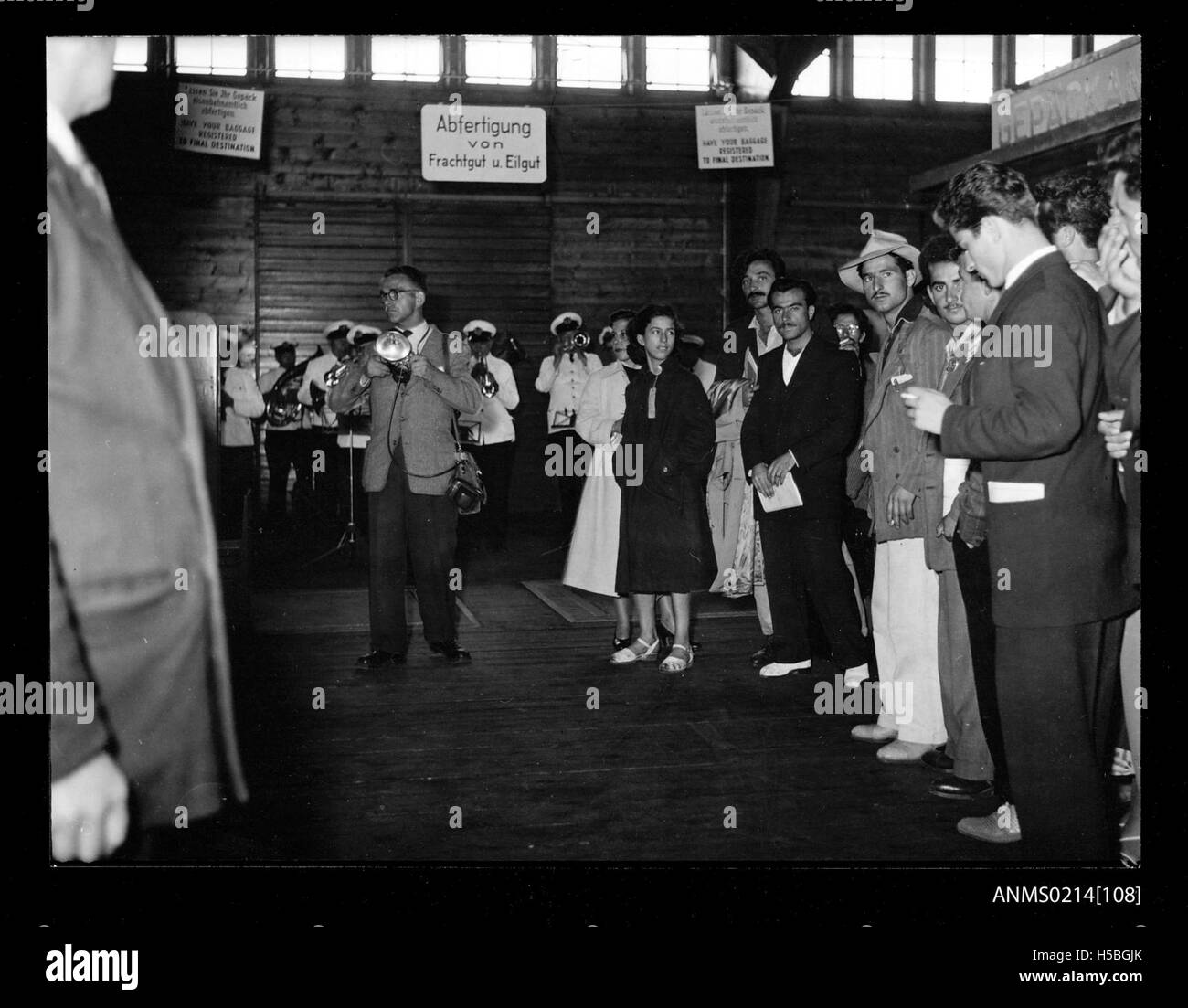 I migranti greci che arrivano a Bremerhaven, in Germania, durante una significativa ondata di migrazione a metà del XX secolo, segnando il movimento dei greci in Germania per opportunità di lavoro dopo la seconda guerra mondiale Foto Stock