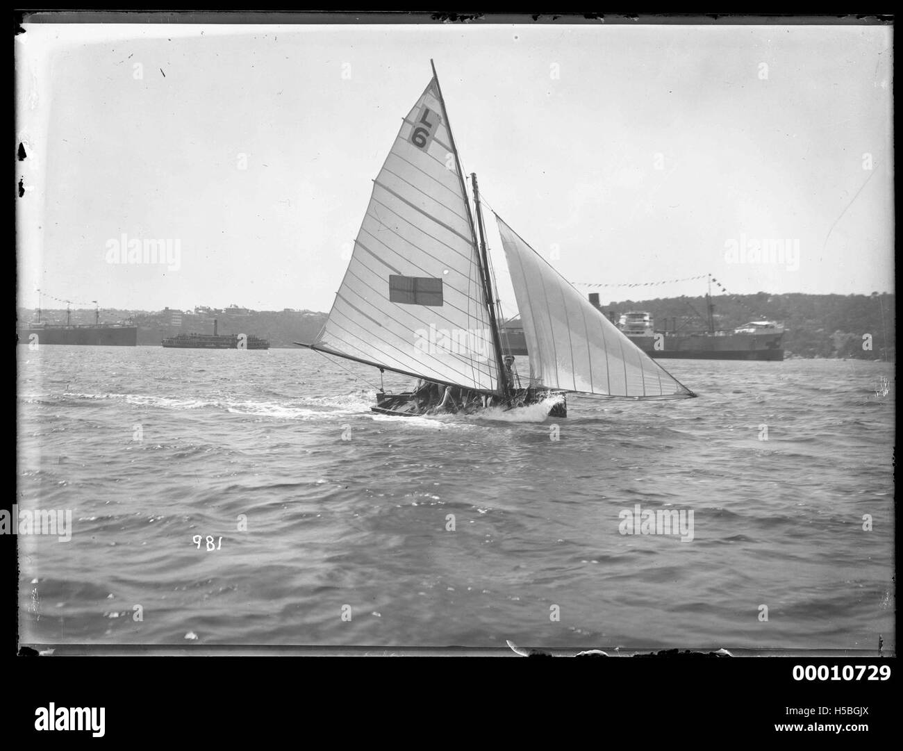 Cinque yacht gareggiano nel porto di Sydney, mostrando la cultura velica competitiva e le attività marittime in Australia. Foto Stock