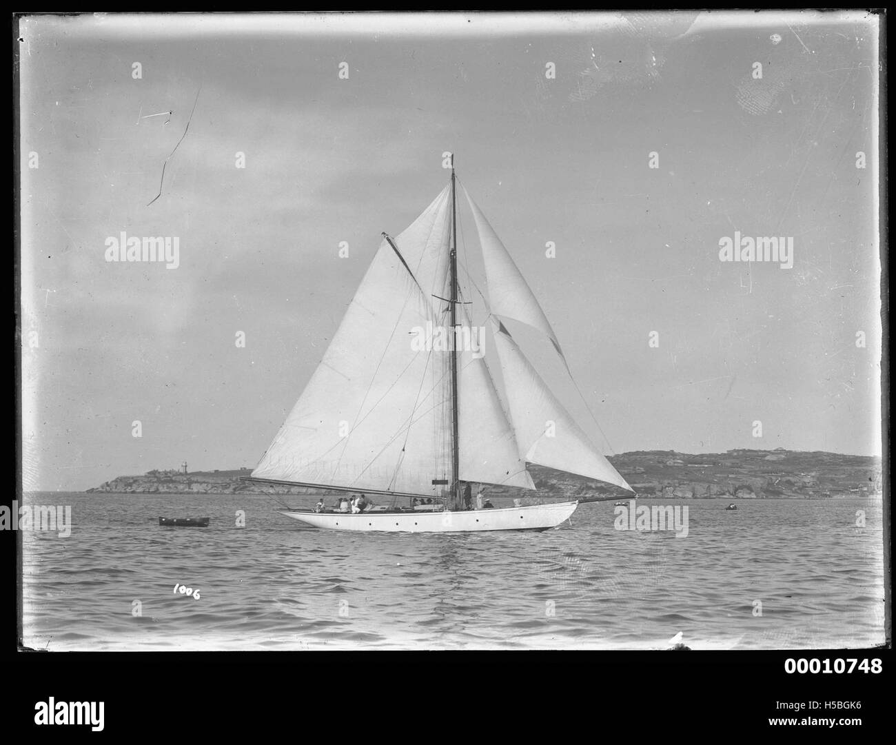 Lo yacht MORNA naviga nel porto di Sydney, uno dei porti più iconici dell'Australia. Questa nave è vista navigare nelle acque di Sydney, mostrando la cultura marittima della città e la bellezza del lungomare. Foto Stock