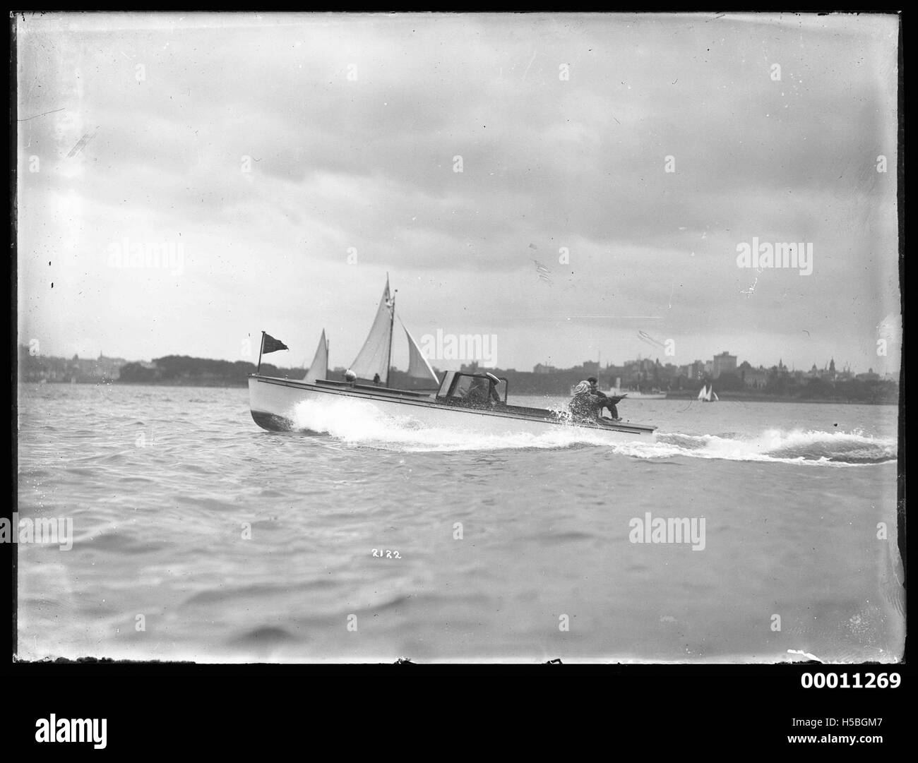 La fotografia cattura un motoscafo nel porto di Sydney, mostrando la cultura della nautica da diporto di Sydney. Il motoscafo fa parte della vivace scena degli sport acquatici nella città australiana. Foto Stock