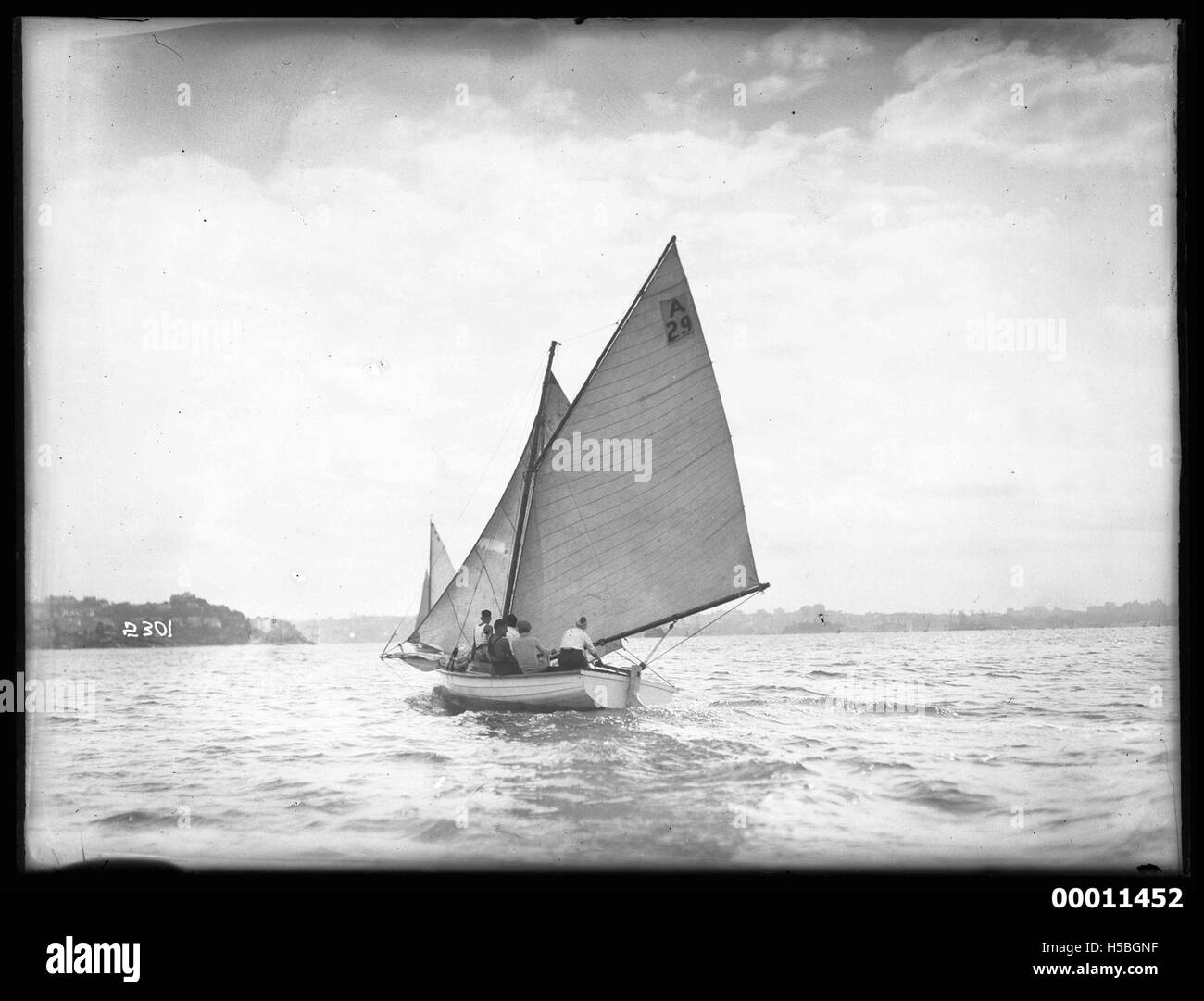Uno yacht naviga sul porto di Sydney, catturando l'iconica bellezza del porto e l'emozione di navigare in una delle località marittime più famose al mondo. Foto Stock