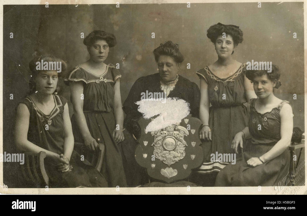 Questa cartolina presenta la squadra di salvataggio della signora Whitehead, un gruppo dedicato a salvare vite umane, probabilmente in un ambiente costiero o in spiaggia. Il team faceva parte degli sforzi per salvare la vita all'epoca e contribuì alle misure di sicurezza in acque pericolose. Foto Stock