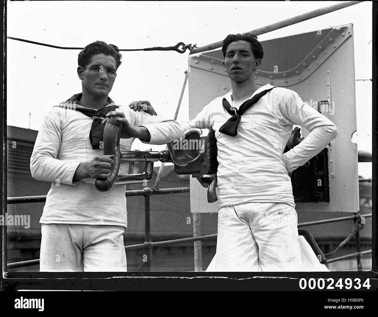 Questa immagine mostra i marinai a bordo della nave da addestramento della Marina spagnola Juan Sebastián de Elcano nel 1929. La nave è nota per il suo ruolo nell'addestramento navale ed è in servizio dal suo lancio nel 1927. Foto Stock