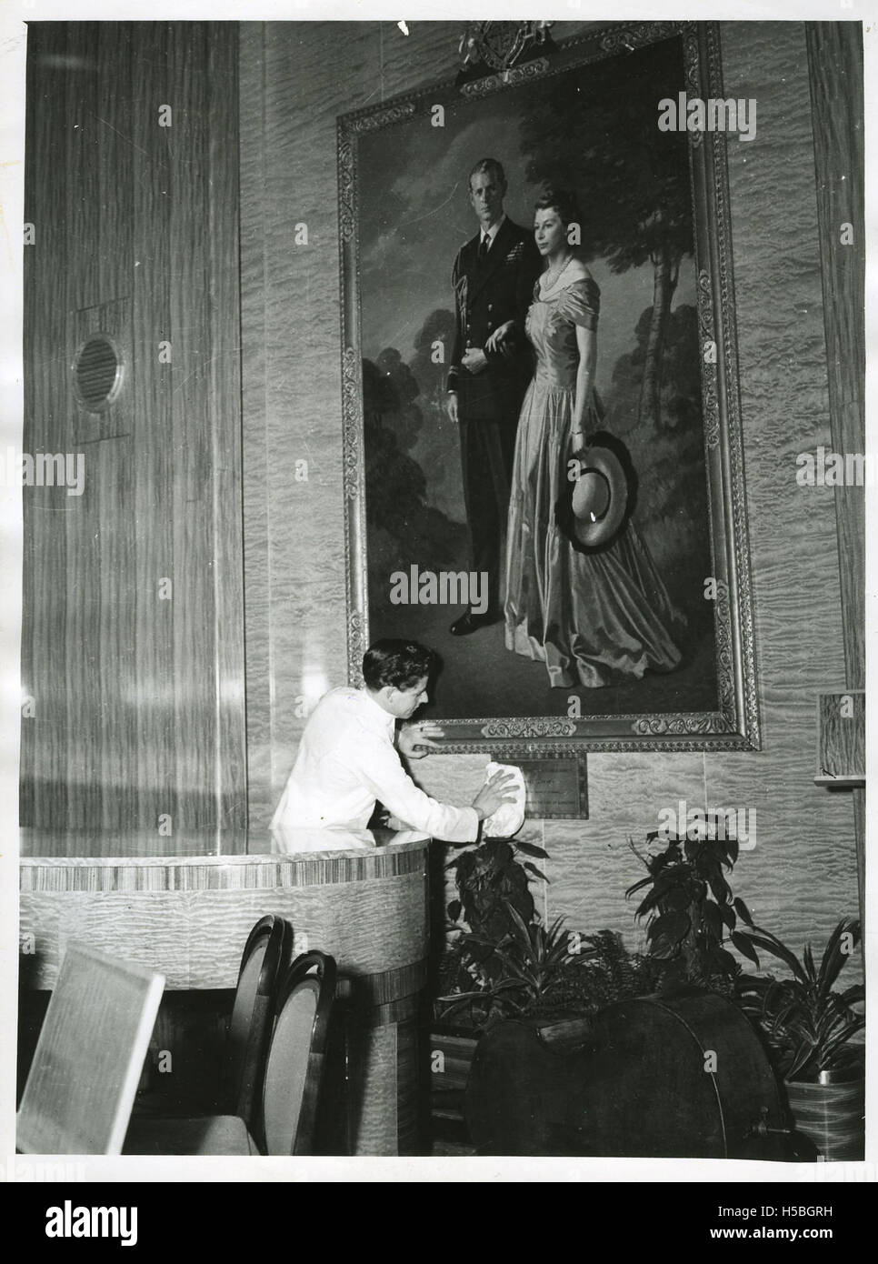 Un ritratto formale della principessa Elisabetta (poi regina Elisabetta II) e del duca di Edimburgo, scattato durante i loro primi anni come coppia reale. La fotografia cattura la loro dignità e status all'interno della famiglia reale britannica. Foto Stock