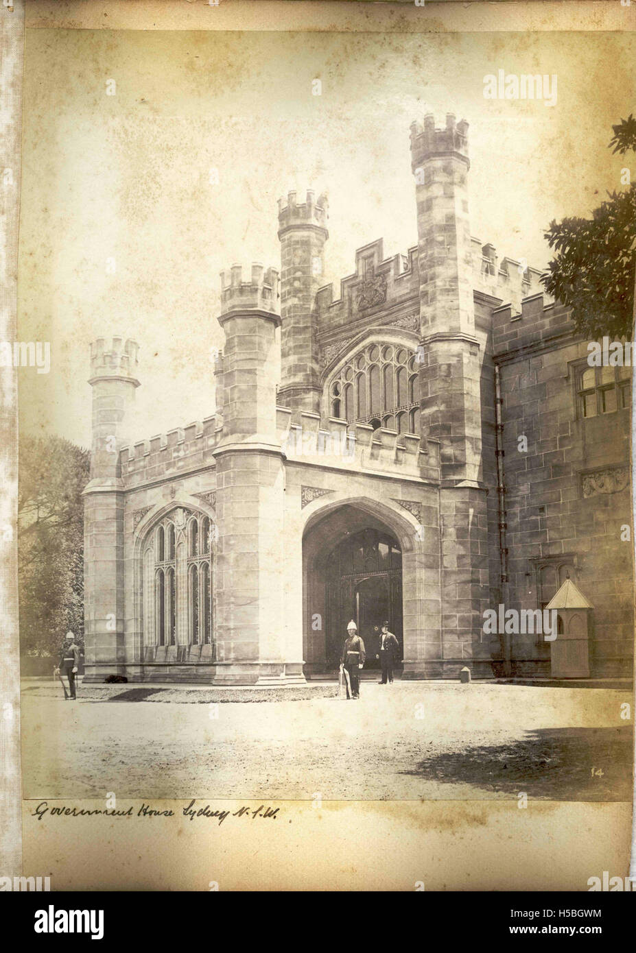 La Government House di Sydney, New South Wales, è una residenza ufficiale significativa e un punto di riferimento storico, nota per il suo ruolo in eventi e festival nazionali. Questa immagine cattura la grandezza dell'edificio e il suo posto nella storia australiana. Foto Stock