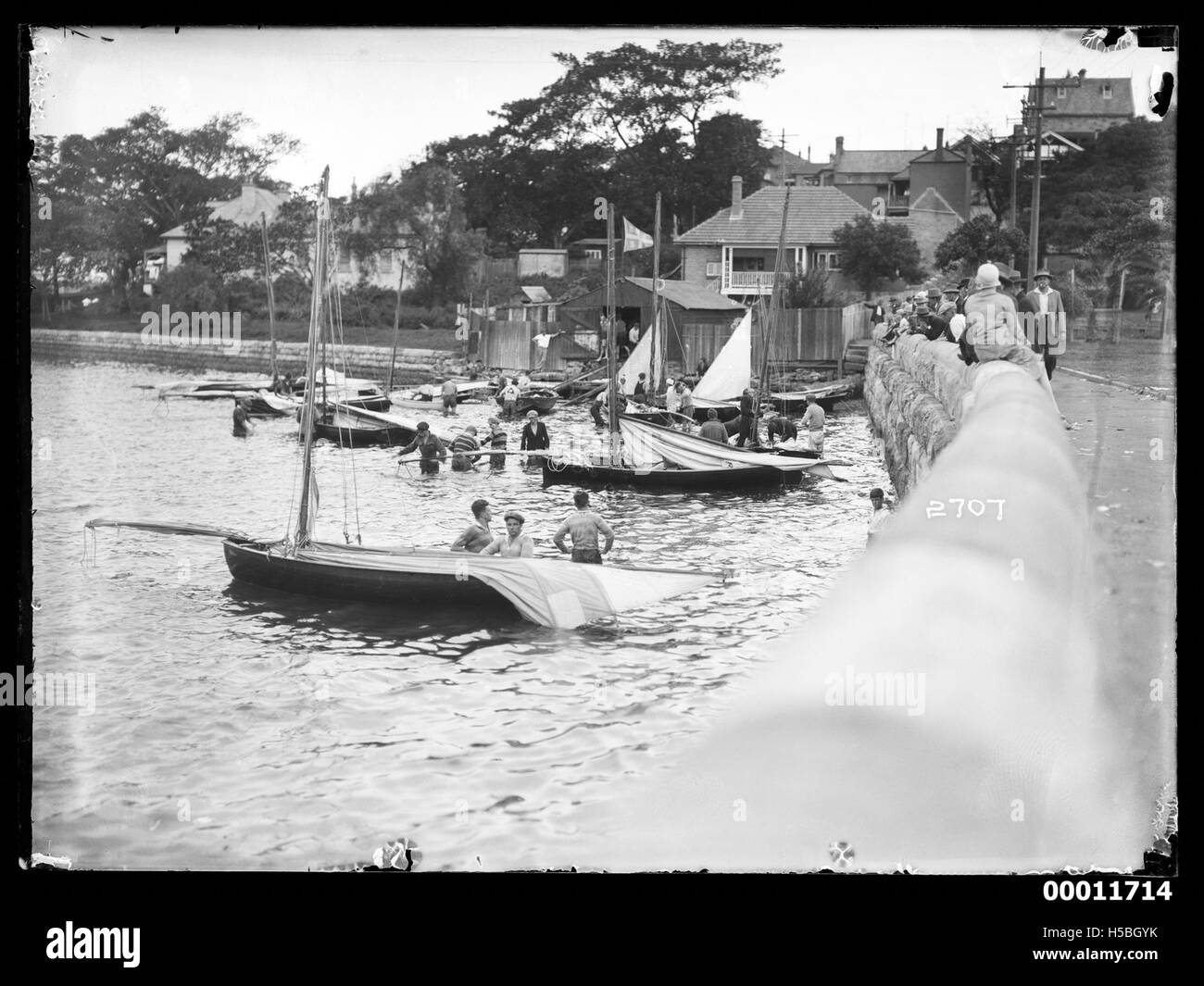 Gli scivoli si preparano per una gara a Birchgrove, situato sul porto di Sydney, un'area conosciuta per i suoi eventi marittimi e le tradizioni di corse, che mettono in risalto la cultura velica di Sydney. Foto Stock