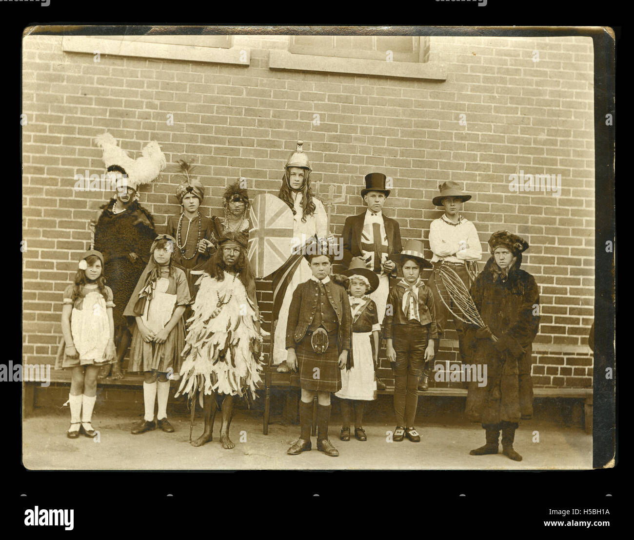 Un gruppo di bambini vestiti con abiti eleganti, probabilmente per un evento o una celebrazione speciale. Questa immagine cattura la gioia e la creatività associate agli eventi dell'infanzia. Foto Stock Un gruppo di bambini vestiti con abiti eleganti, probabilmente per un evento o una celebrazione speciale. Questa immagine cattura la gioia e la creatività associate agli eventi dell'infanzia. Foto Stock