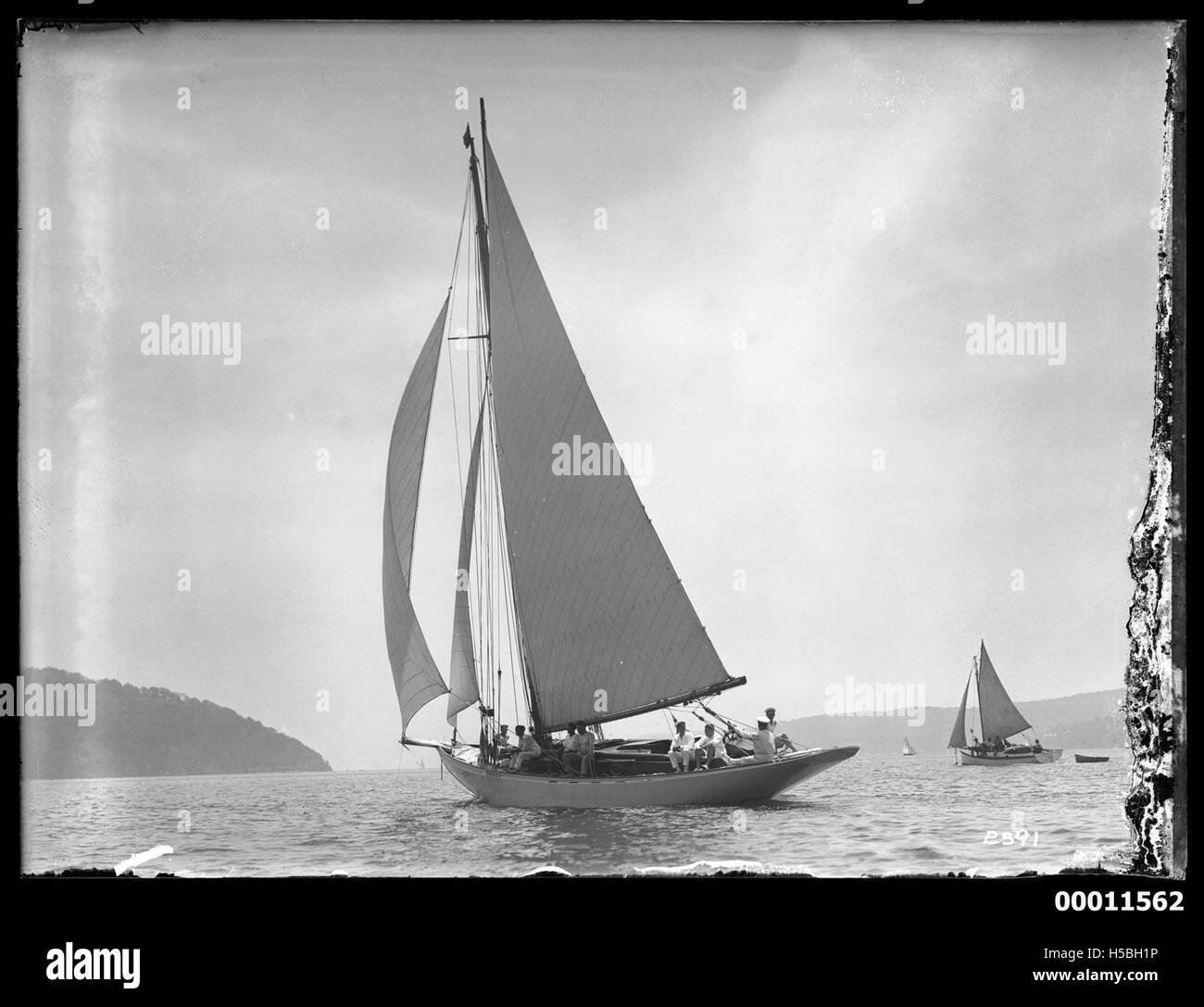 Un'immagine storica che mostra scivoli a vela, probabilmente scattata durante la regata di Pittwater. Questo evento rappresenta la vela competitiva nella zona di Pittwater, che mette in mostra una tradizione marittima popolare. Foto Stock