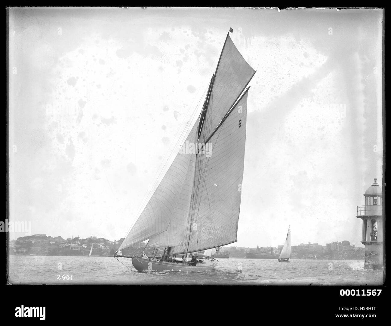 Lo yacht RAWHITI e' visto navigare vicino a Bradley's Head nel porto di Sydney. Questa immagine cattura la bellezza della navigazione sul famoso porto di Sydney, evidenziando i movimenti dello yacht sull'acqua. Foto Stock