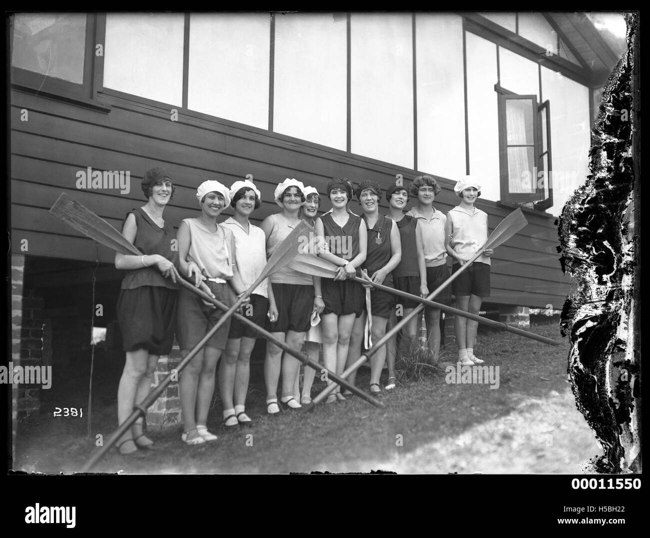 L'immagine raffigura donne che tengono remi a remi, catturate durante un festival a Sydney. Questa scena mette in evidenza la partecipazione delle donne alle attività marittime, specialmente nelle competizioni di canottaggio, come parte delle celebrazioni nazionali del festival culturale di Sydney. Foto Stock