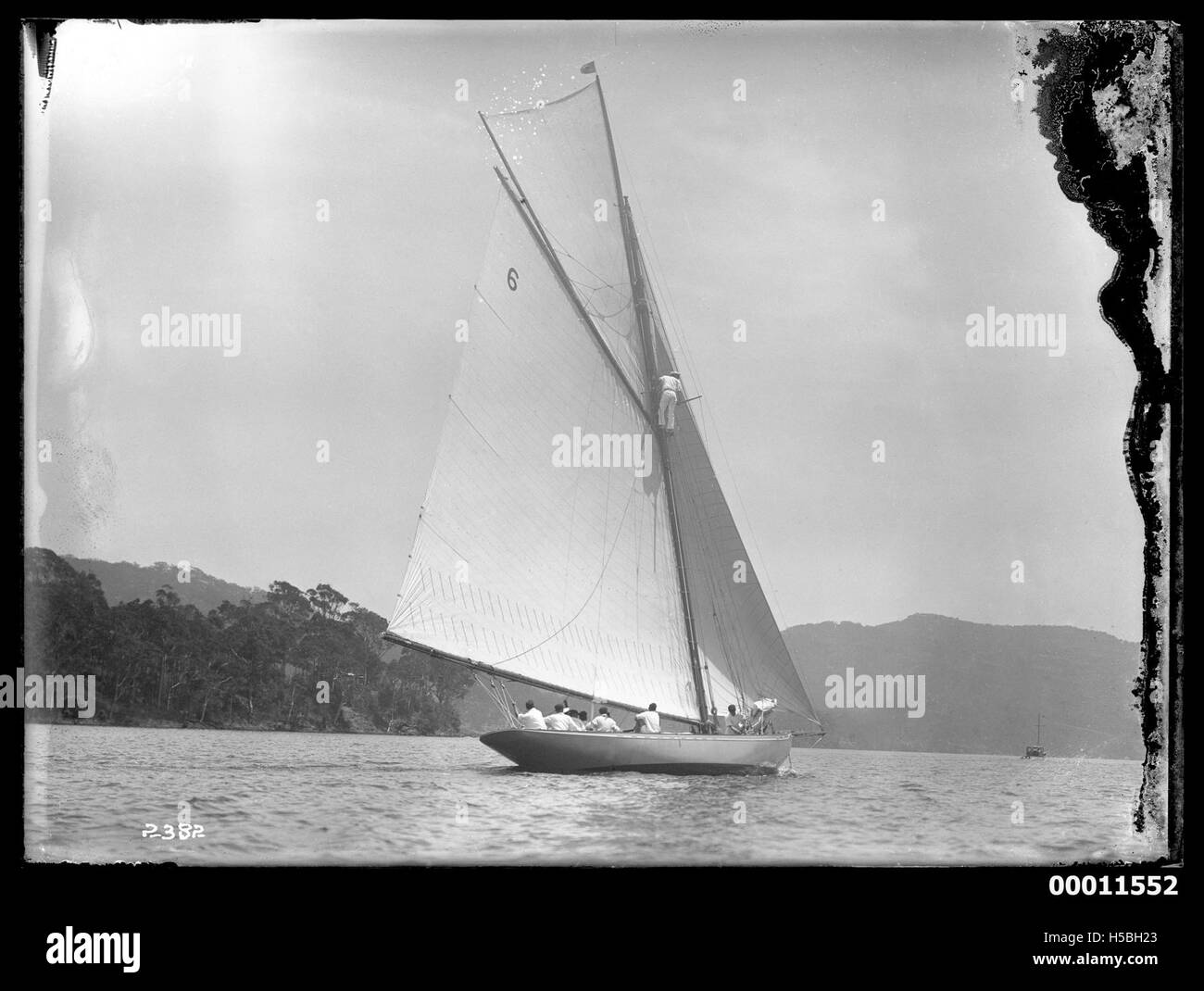 Lo yacht RAWHITI è raffigurato a bordo di Pittwater, un luogo popolare per la navigazione ricreativa nel nuovo Galles del Sud, Australia. Pittwater è conosciuta per la sua bellezza paesaggistica ed è un'area chiave per le corse di yacht e le attività di vela nella regione. Foto Stock