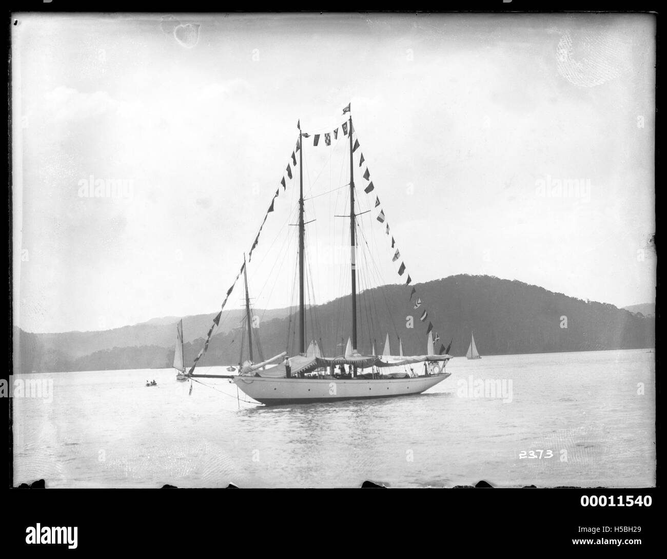 La goletta ADA è vista con il bunting durante la Pittwater Regatta di Sydney, un evento annuale di vela che mostra imbarcazioni tradizionali e moderne. Questo evento mette in risalto la cultura marittima e la ricca storia della vela del porto di Sydney. Foto Stock