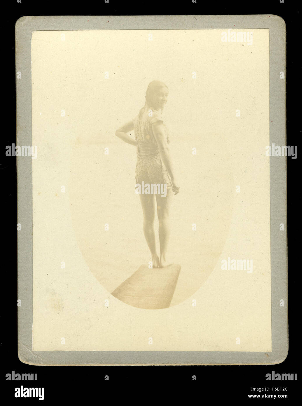 La fotografia cattura Beatrice Kerr in piedi su una tavola subacquea, probabilmente prima di un'immersione, evidenziando un momento di atletismo e concentrazione. Questa immagine fa parte della documentazione storica delle donne nello sport. Foto Stock