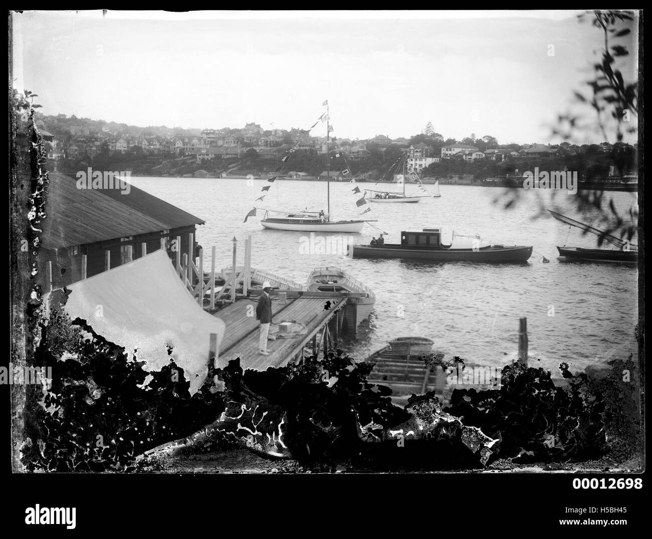 Il Royal Sydney Yacht Squadron Wharf, situato nel porto di Sydney, è un luogo iconico per gli appassionati di vela e di mare. Funge da hub per le regate di yacht e gli eventi sull'acqua, riflettendo l'importanza della cultura marittima di Sydney. Foto Stock