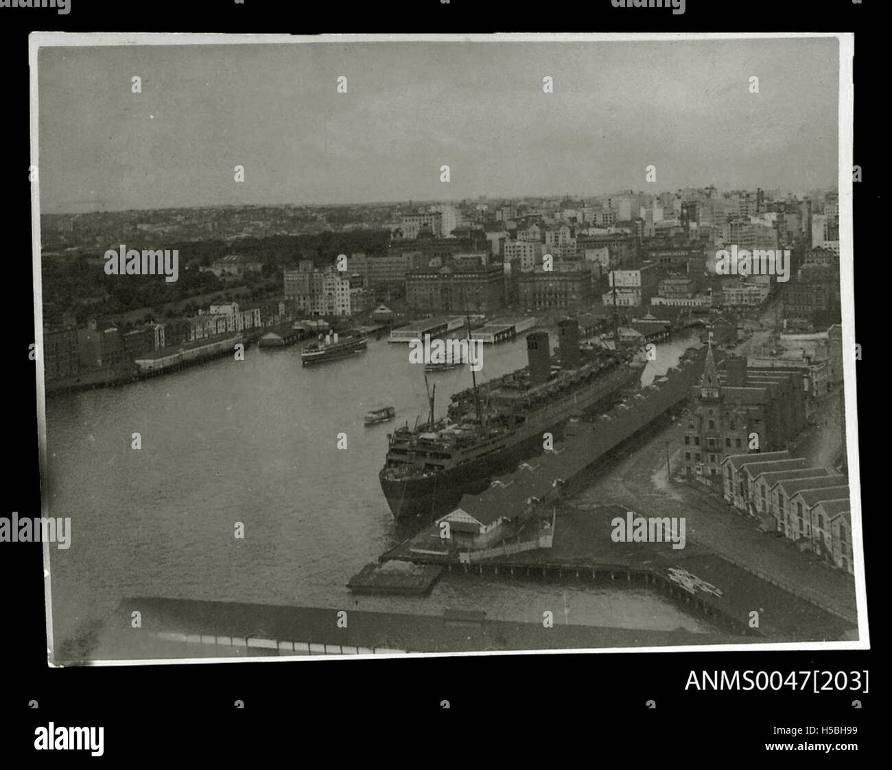 Fotografia che mostra la vista dal Ponte del Porto di Sydney di RMS MAURITANIA Foto Stock