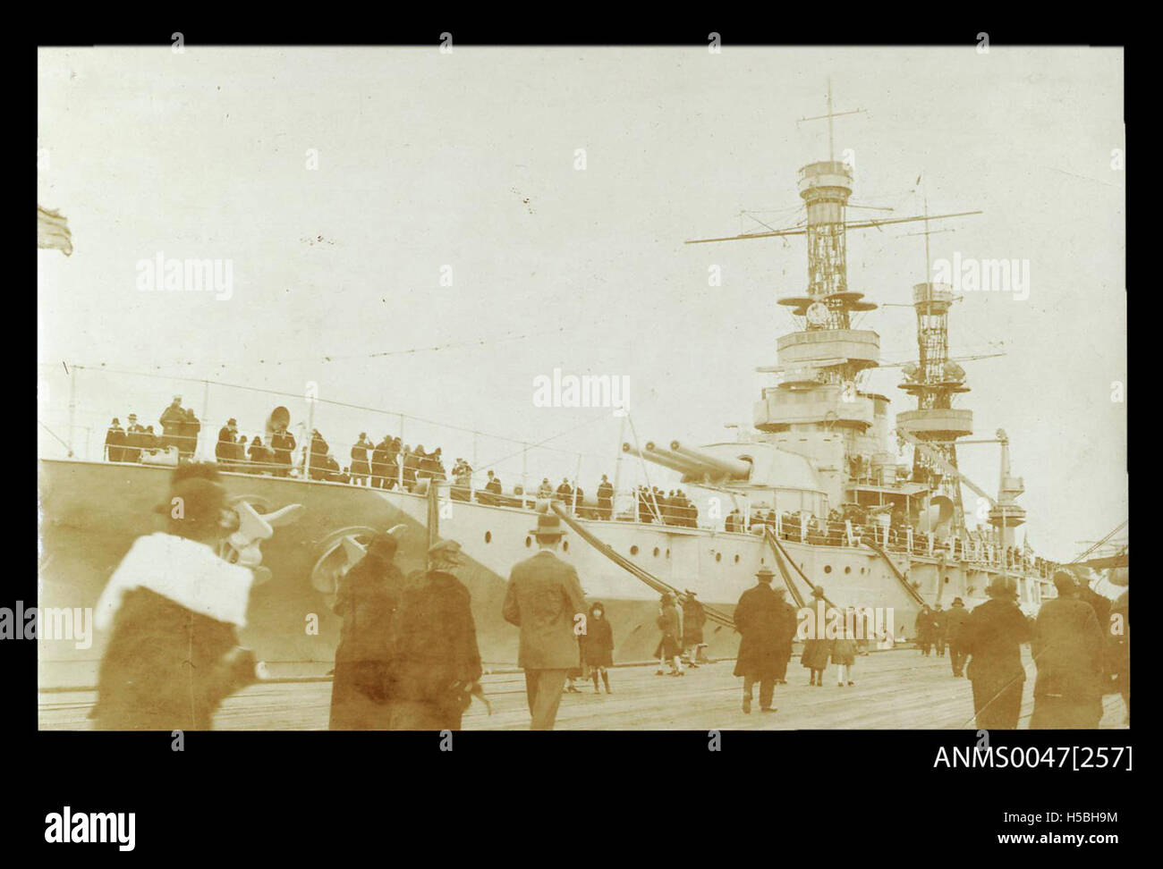 La USS Pennsylvania, una corazzata della Marina degli Stati Uniti, probabilmente ancorata al Princes Pier a Port Phillip, Melbourne. Questa nave storica faceva parte della flotta della Marina degli Stati Uniti durante la seconda guerra mondiale Foto Stock