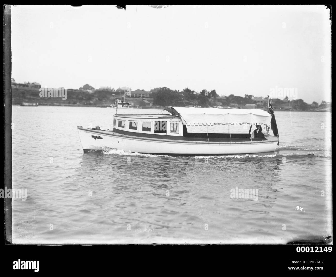 La barca IONA è vista volare sul pennant del St George Motor Boat Club, probabilmente vicino a Botany Bay o al fiume Georges, indicando la presenza e le attività del club in quest'area. Foto Stock