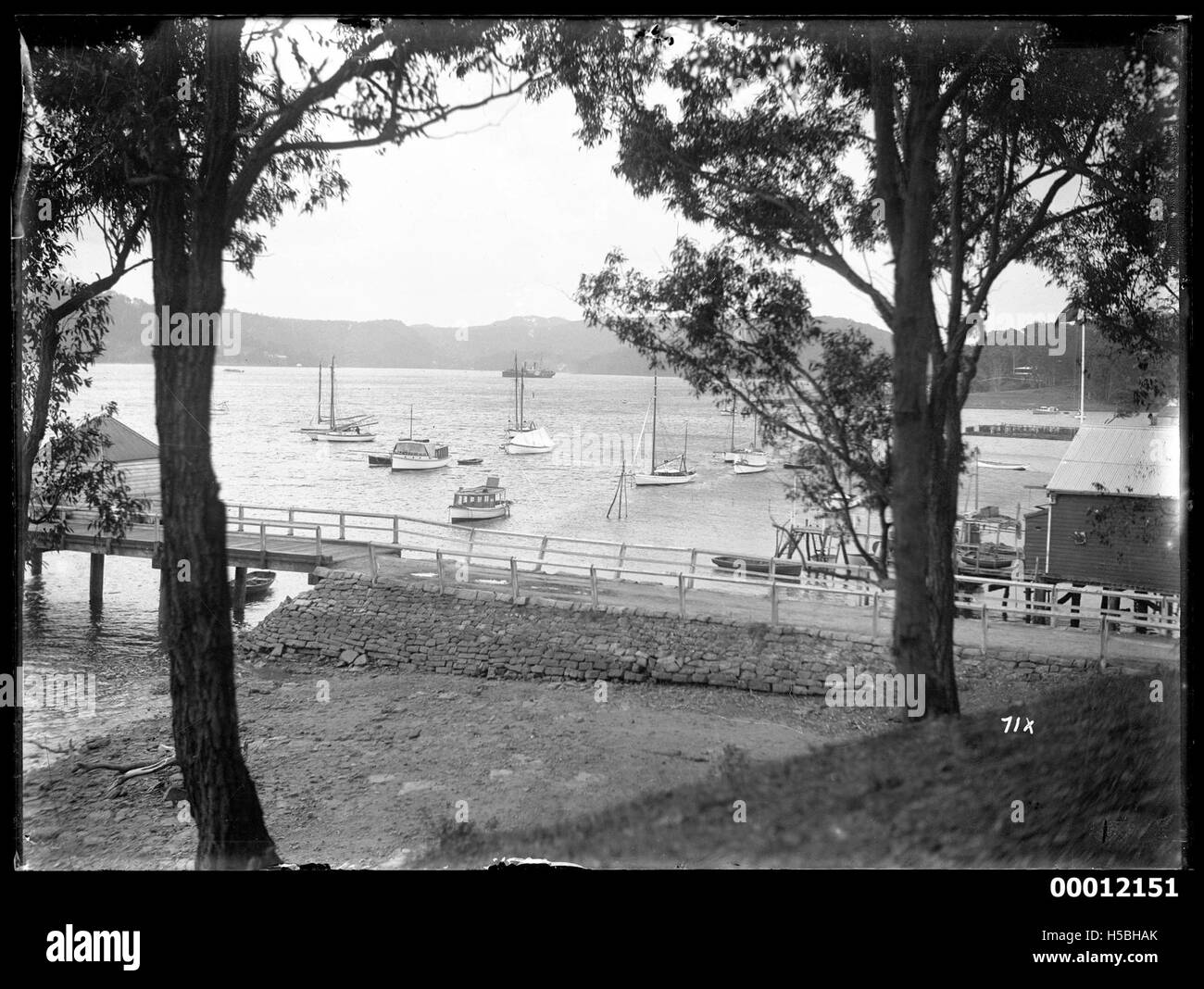 Questa immagine mostra yacht e lanci ormeggiati al Newport Public Wharf, probabilmente durante l'annuale Pittwater Regatta. La regata è un evento tradizionale che si tiene nella regione di Pittwater, nel nuovo Galles del Sud, in Australia, con gare di vela e nautica da diporto. Foto Stock