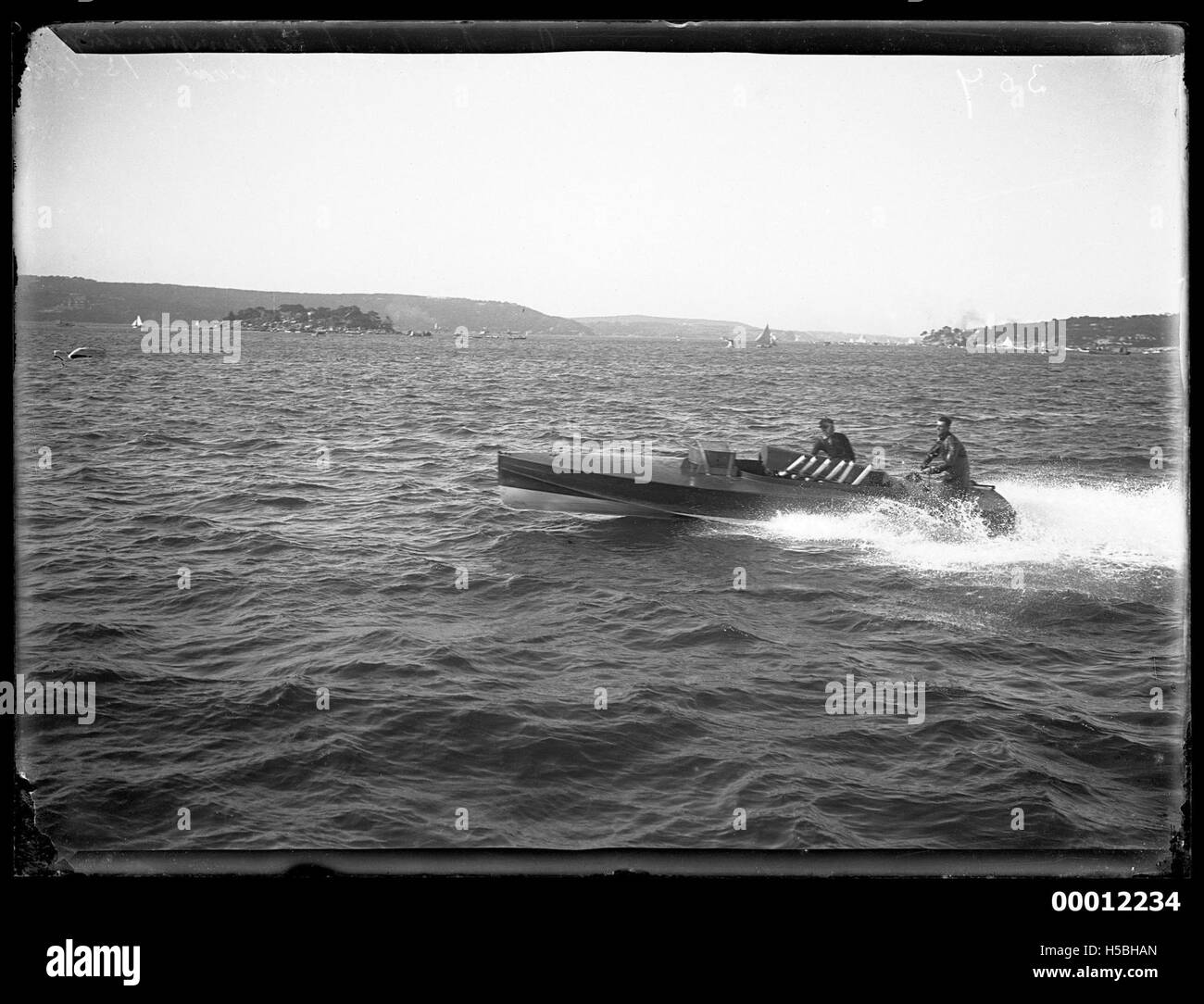 La barca a motore chiamata QUEENSLAND compete nel 1912 Motor Boat Championship tenutosi nel porto di Sydney. Questo evento riflette gli sport nautici dell'inizio del XX secolo e l'ascesa della nautica a motore. Foto Stock