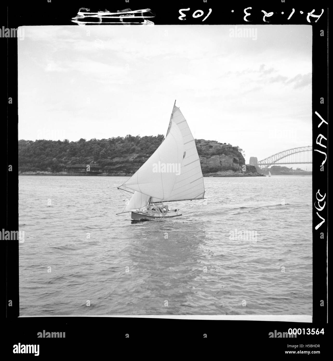 L'8 Vee Jay, una barca a vela, che naviga nelle acque del porto di Sydney. Questo evento fa parte delle attività marittime di Sydney, con festival locali ed eventi velici nazionali. Foto Stock