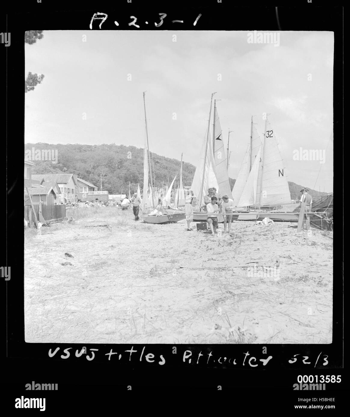 I 7 Vee Jays furono allineati lungo la costa di Pittwater durante i titoli di Stato del 1952/53, un evento significativo di navigazione. Le barche parteciparono a una gara competitiva, evidenziando la popolarità della vela in Australia durante gli anni '1950 Foto Stock