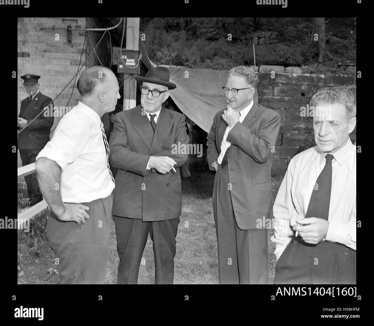 Un gruppo di uomini prova una telecamera subacquea AWA. Questa dimostrazione mette in evidenza i progressi nella tecnologia televisiva, in particolare nelle riprese subacquee, e le sue applicazioni in vari settori e festival. Foto Stock