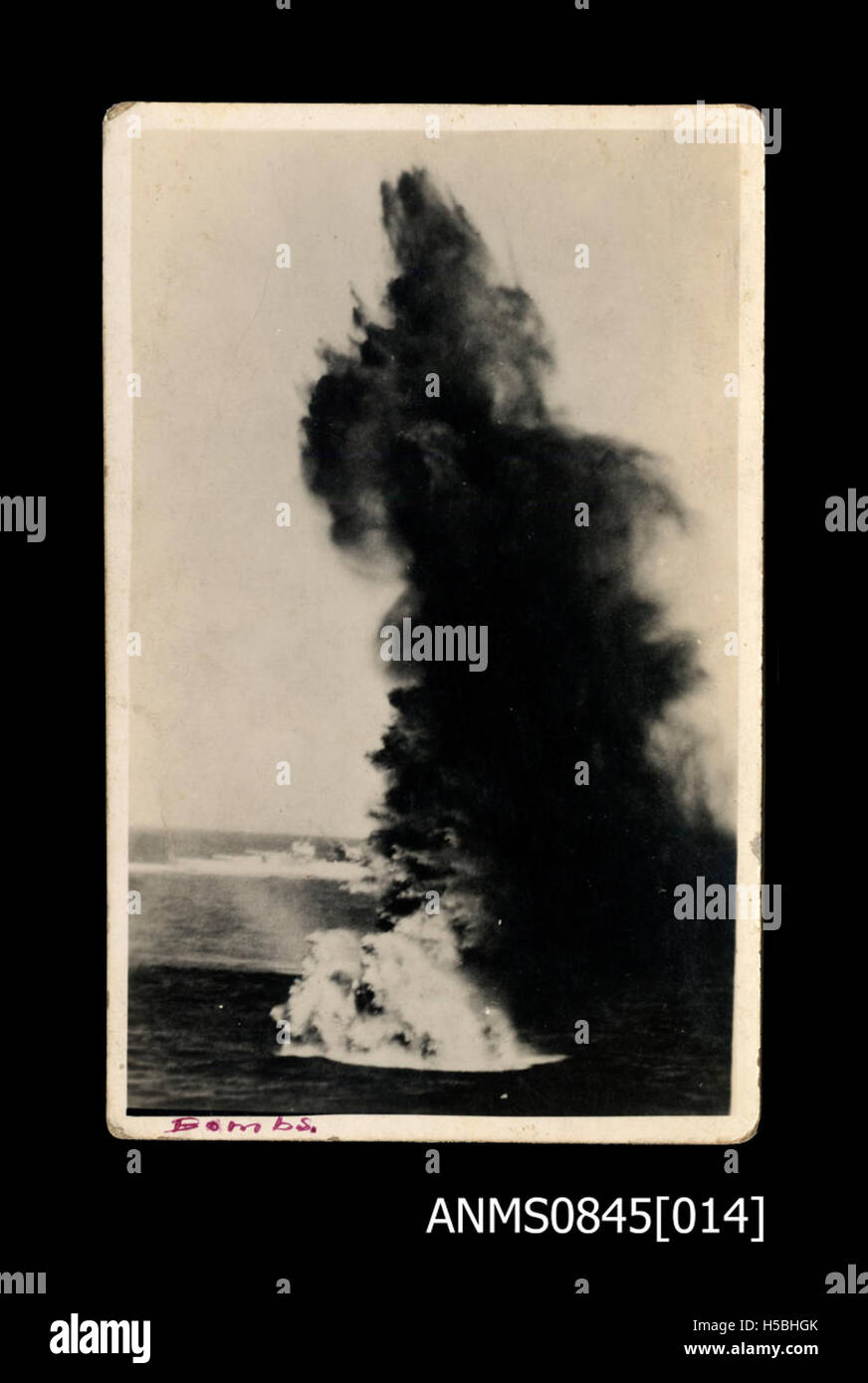 Un'immagine raffigurante l'HMAS Sydney (II) durante la sua battaglia in mare con un cacciatorpediniere italiano nel novembre 1940, segnando uno scontro navale chiave durante la seconda guerra mondiale Foto Stock