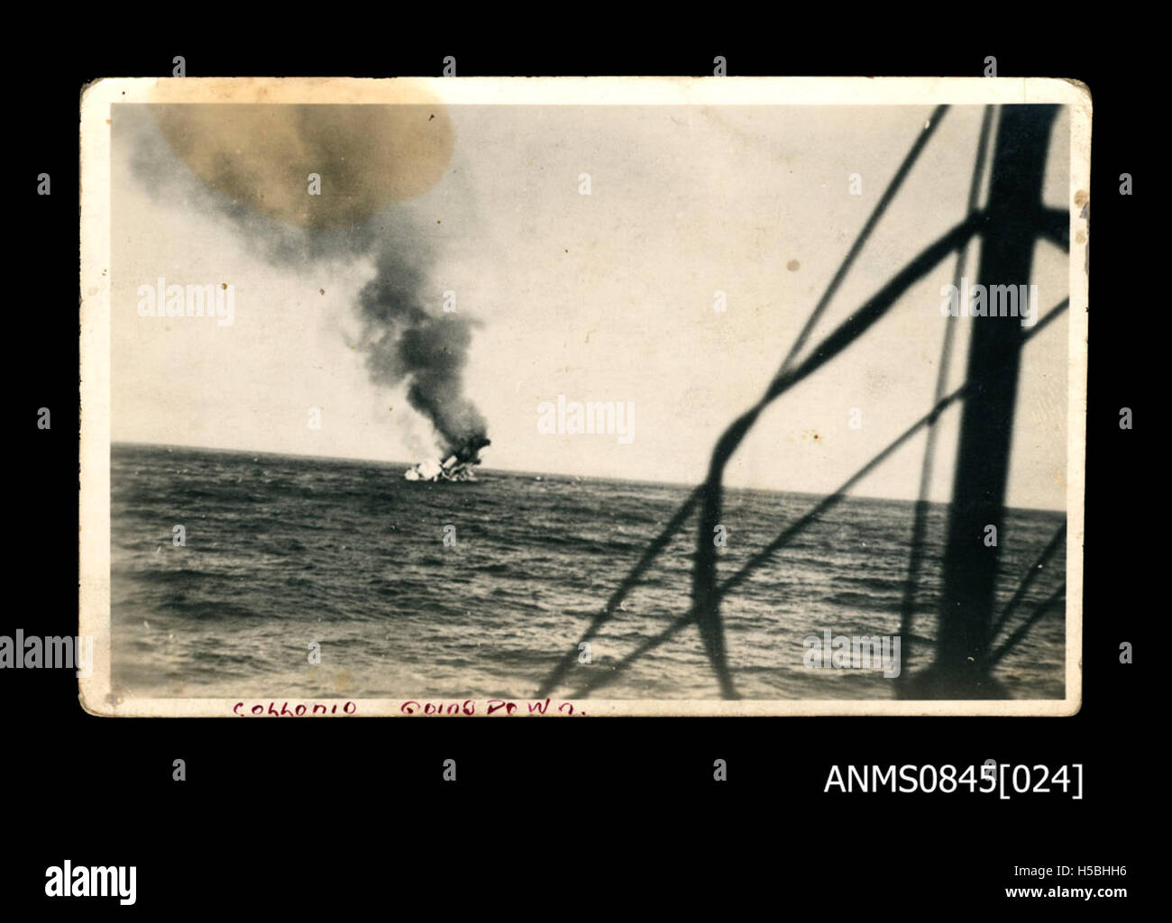 Una fotografia storica o una registrazione che mostra l'affondamento della nave Collonie, un evento marittimo significativo. Foto Stock