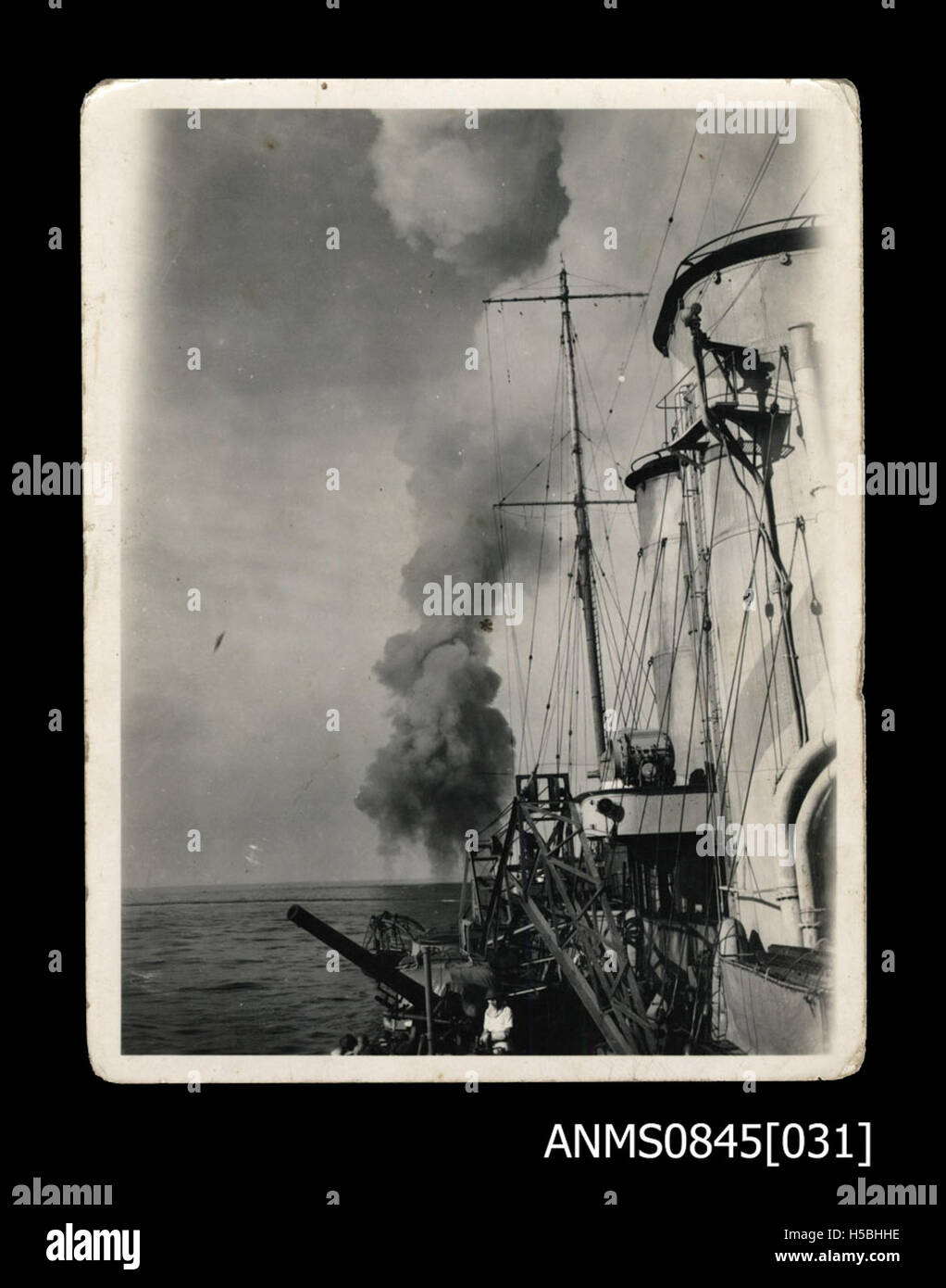 Il titolo si riferisce a un'esplosione avvenuta sul lato destro della HMAS Sydney (II), una nave della Royal Australian Navy. L'evento verosimilmente riguarda un incidente durante un'operazione navale, evidenziando un evento militare significativo. Foto Stock