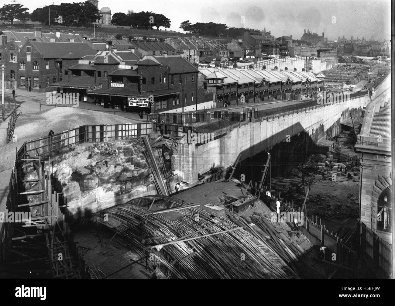 Una fotografia storica che documenta la costruzione del ponte di Munns Street a Millers Point, che mostra lo sviluppo ingegneristico. Foto Stock