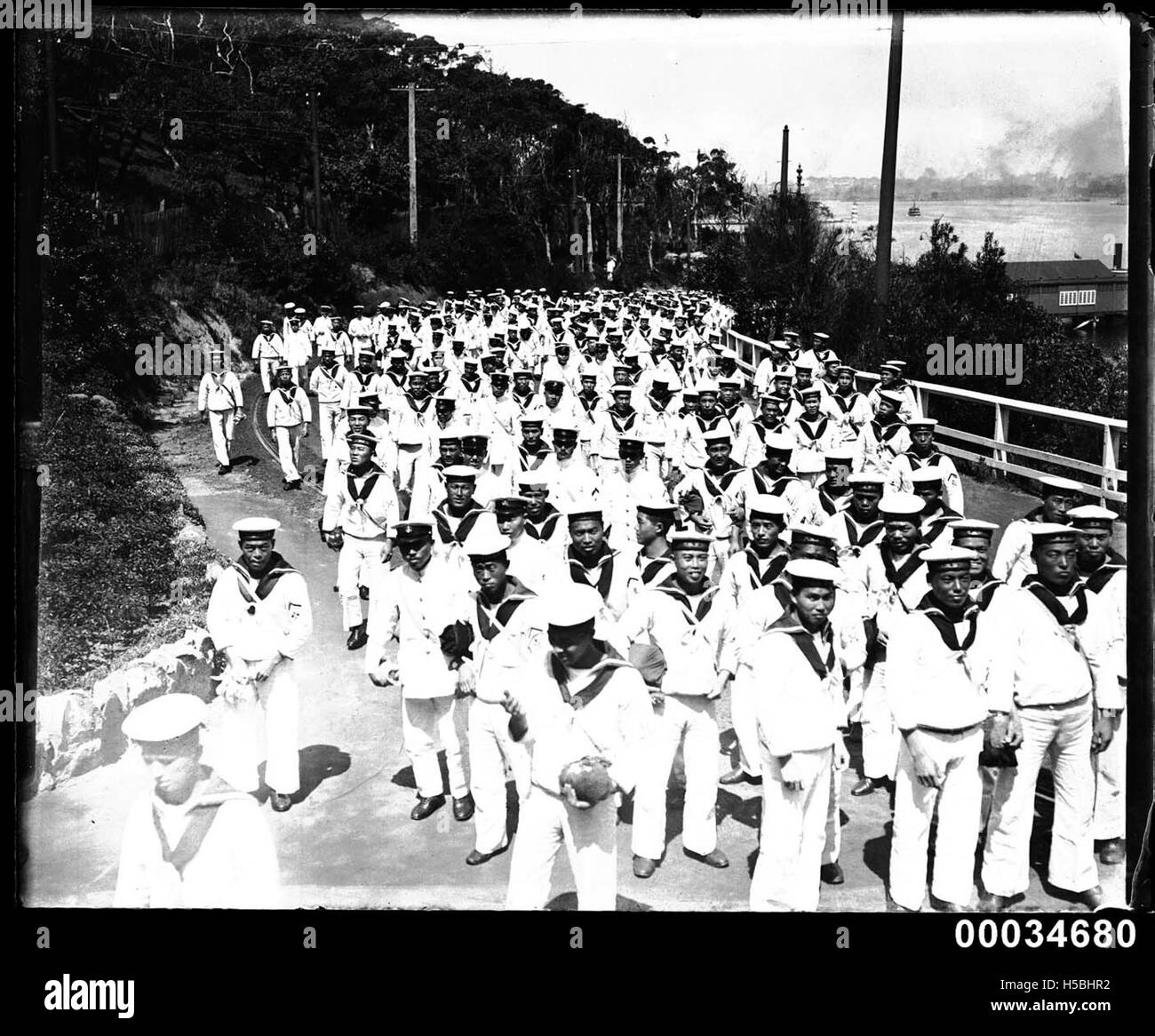 Marinai giapponese dal Imperial Squadra Navale visitare lo zoo di Taronga, 28 Gennaio 1924 Foto Stock