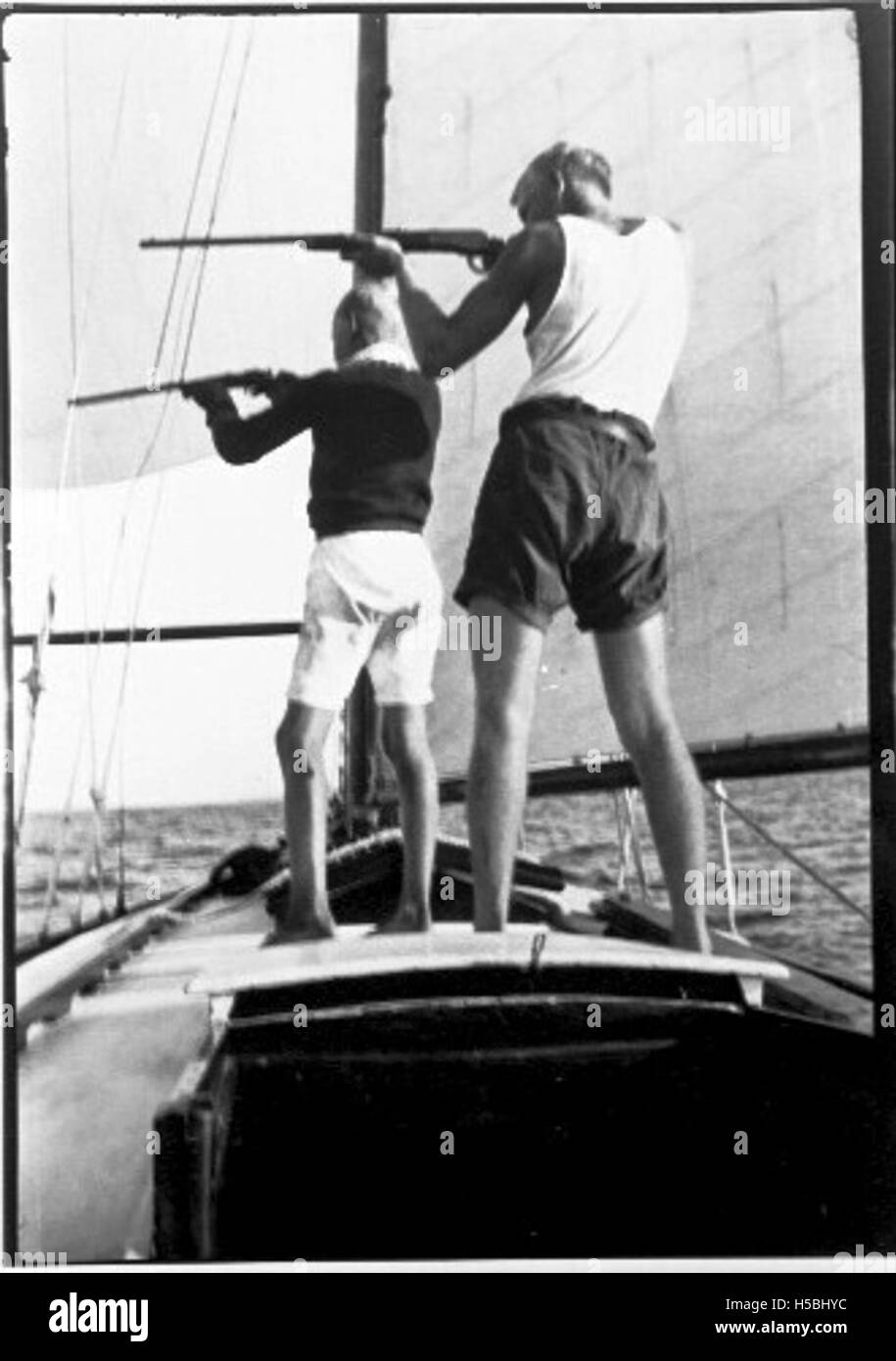 La pratica del fucile si svolge a bordo della nave UTIEKAH II, con Richard Nossiter sulla sinistra. Questa immagine evidenzia un'attività di addestramento o ricreativa su una nave navale, probabilmente correlata a pratiche militari o ricreative di tiro. Foto Stock