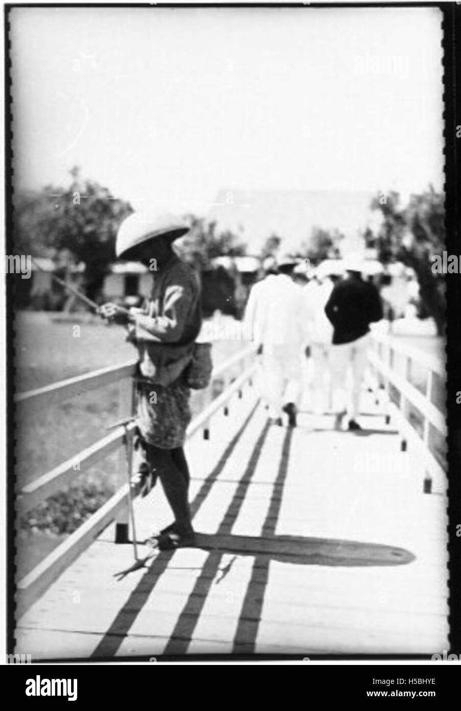 Una fotografia di un pescatore balinese in Indonesia, che mostra le pratiche di pesca tradizionali della regione. L'immagine evidenzia la vita costiera e l'importanza della pesca nella cultura locale. Foto Stock