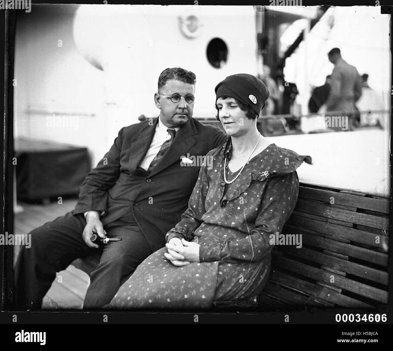 Un uomo e una donna sono mostrati in un ritratto, forse a bordo della SS Ormiston tra il 1927 e il 1939. La SS Ormiston era una nave passeggeri, e questa immagine probabilmente riflette la vita a bordo della nave durante quel periodo. Foto Stock Un uomo e una donna sono mostrati in un ritratto, forse a bordo della SS Ormiston tra il 1927 e il 1939. La SS Ormiston era una nave passeggeri, e questa immagine probabilmente riflette la vita a bordo della nave durante quel periodo. Foto Stock