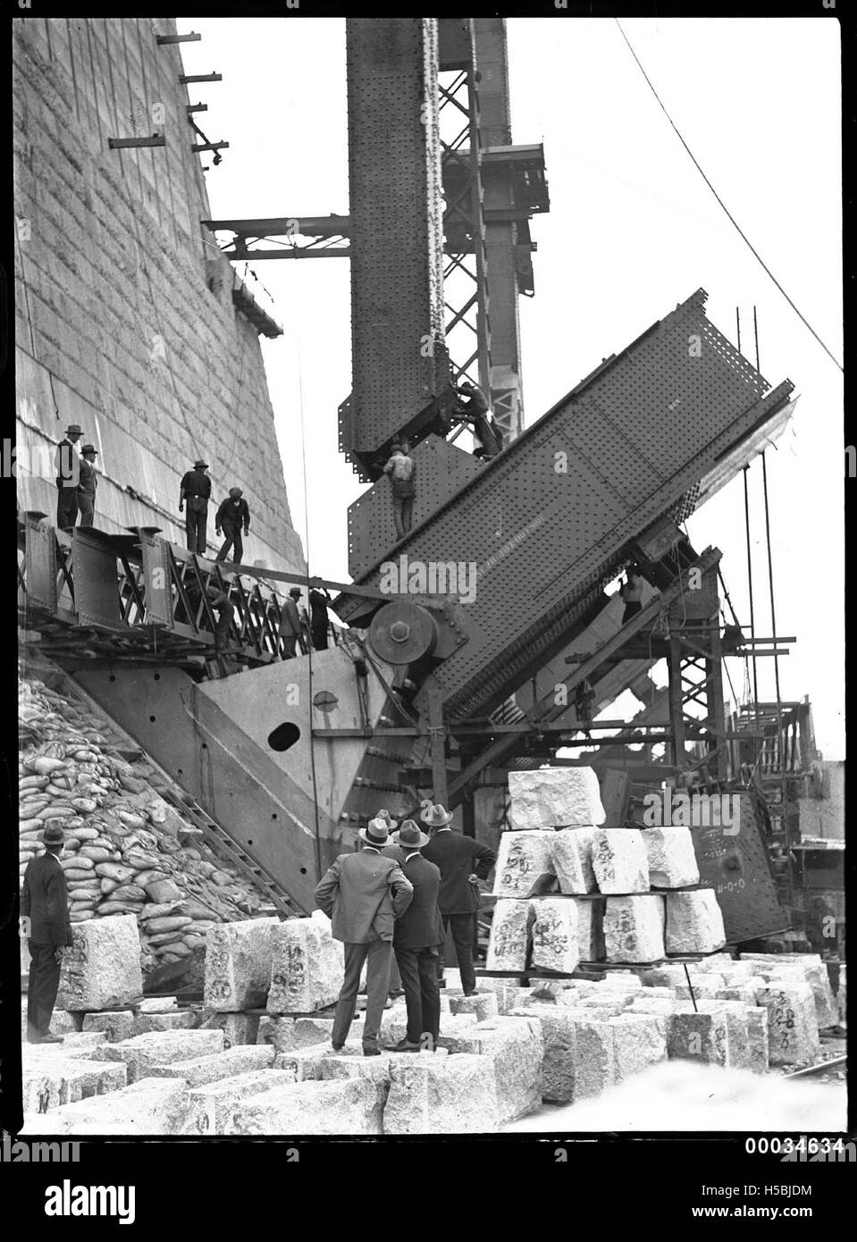 Posizionamento del cuscinetto principale per il Sydney Harbour Bridge, fine 1931 Foto Stock