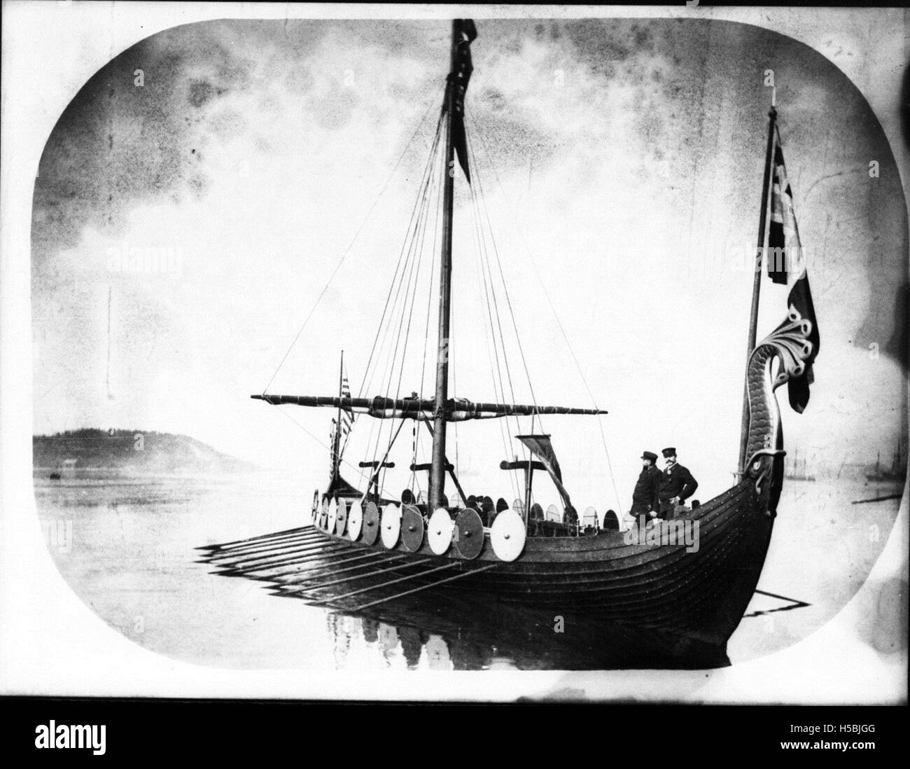 Una replica di una nave vichinga, che mostra il design storico della nave e la tradizione marinara vichinga. L'imbarcazione fa parte di una mostra culturale o di un museo, che mette in risalto il patrimonio vichingo. Foto Stock