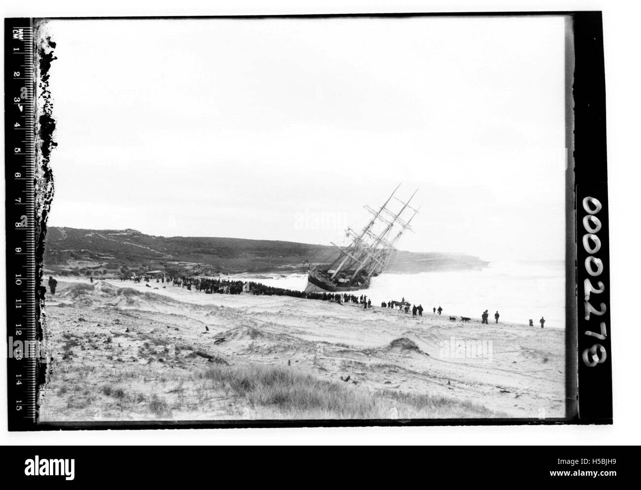 Il relitto della nave HEREWARD viene visto essere colpito dalle onde sulla spiaggia di Maroubra, mentre centinaia di osservatori si riuniscono per assistere all'evento. Questo si è verificato sulla costa australiana durante un significativo incidente marittimo. Foto Stock