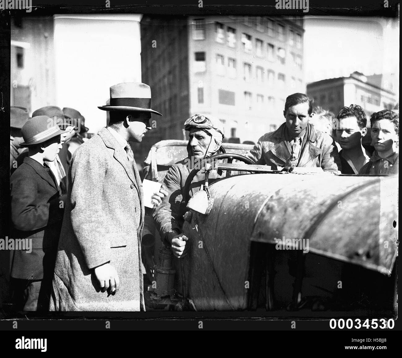 La fotografia cattura Francis Birtles, un automobilista australiano, seduto al posto di guida della sua auto, "Sundowner", a Sydney il 16 luglio 1928. Birtles era noto per le sue imprese di guida a lunga distanza in tutta l'Australia. Foto Stock