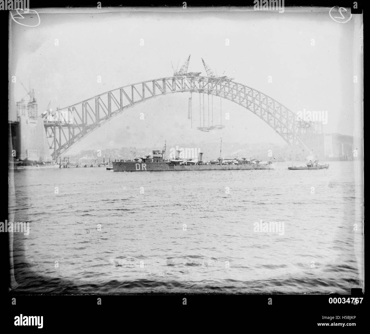 HNLMS DE RUYTER vicino al Ponte del Porto di Sydney, 3 ottobre 1930 Foto Stock