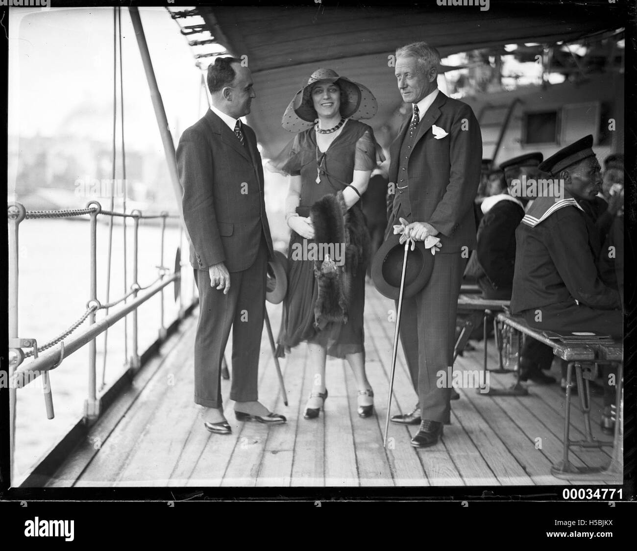 Fotografia del Console generale ceco Dr. Rudolf Kuraz con Hannah e Charles Lloyd Jones a bordo della HNLMS JAVA, che mostra la diplomazia internazionale e gli scambi culturali durante i primi anni del XX secolo. Foto Stock