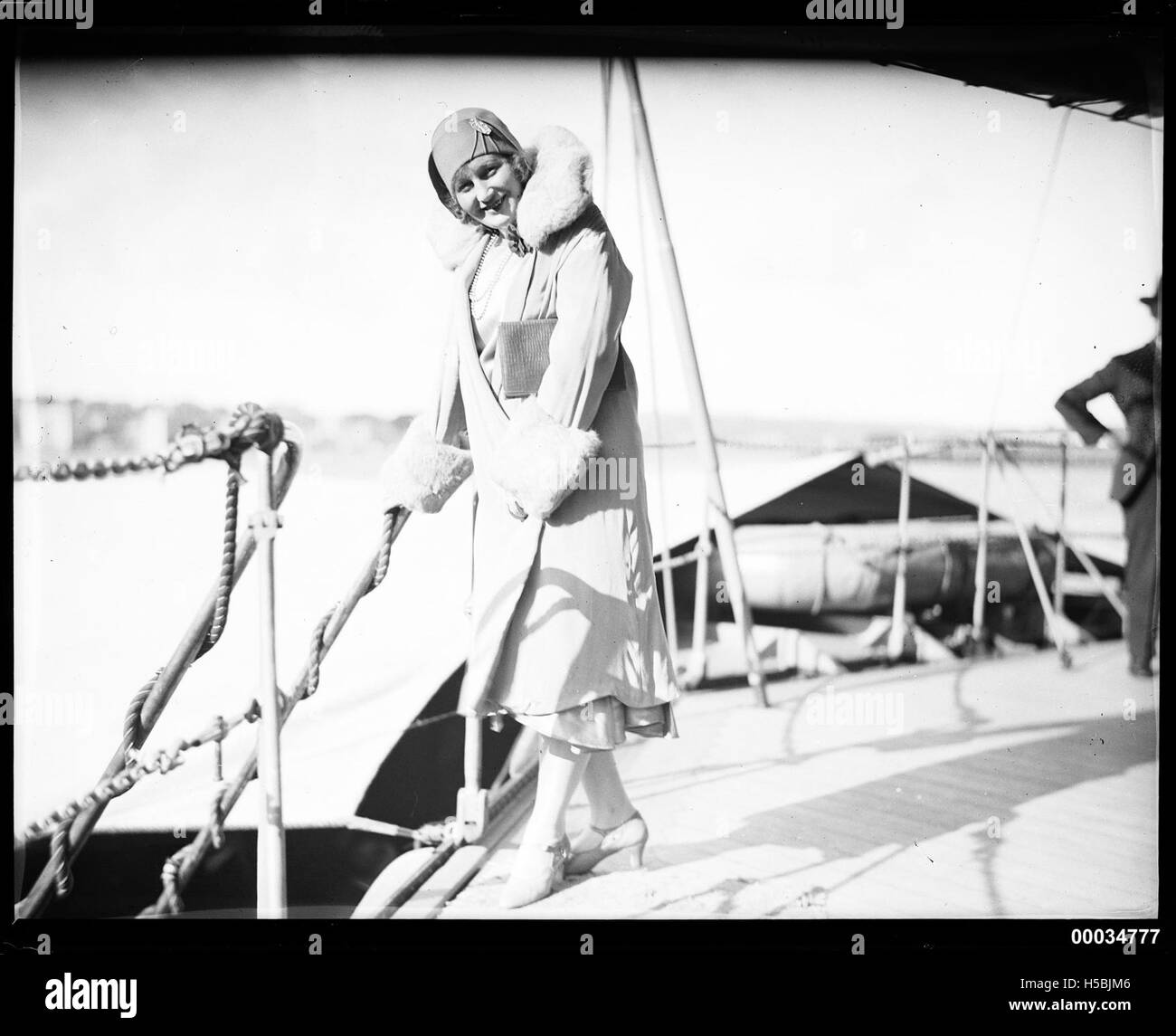 La signora Elsa Evans in posa sul ponte di HNLMS JAVA, 10 Ottobre 1930 Foto Stock