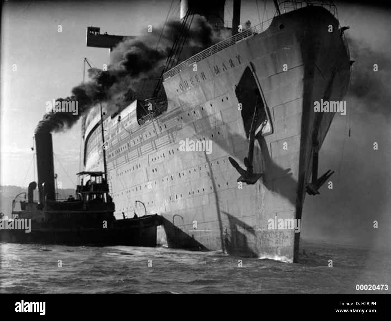 LA REGINA MARY fu attraccata nel porto di Sydney nel maggio 1940. La fotografia, in bianco e nero, cattura la nave durante la seconda guerra mondiale, evidenziando il suo ruolo di nave da trasporto truppe. Foto Stock