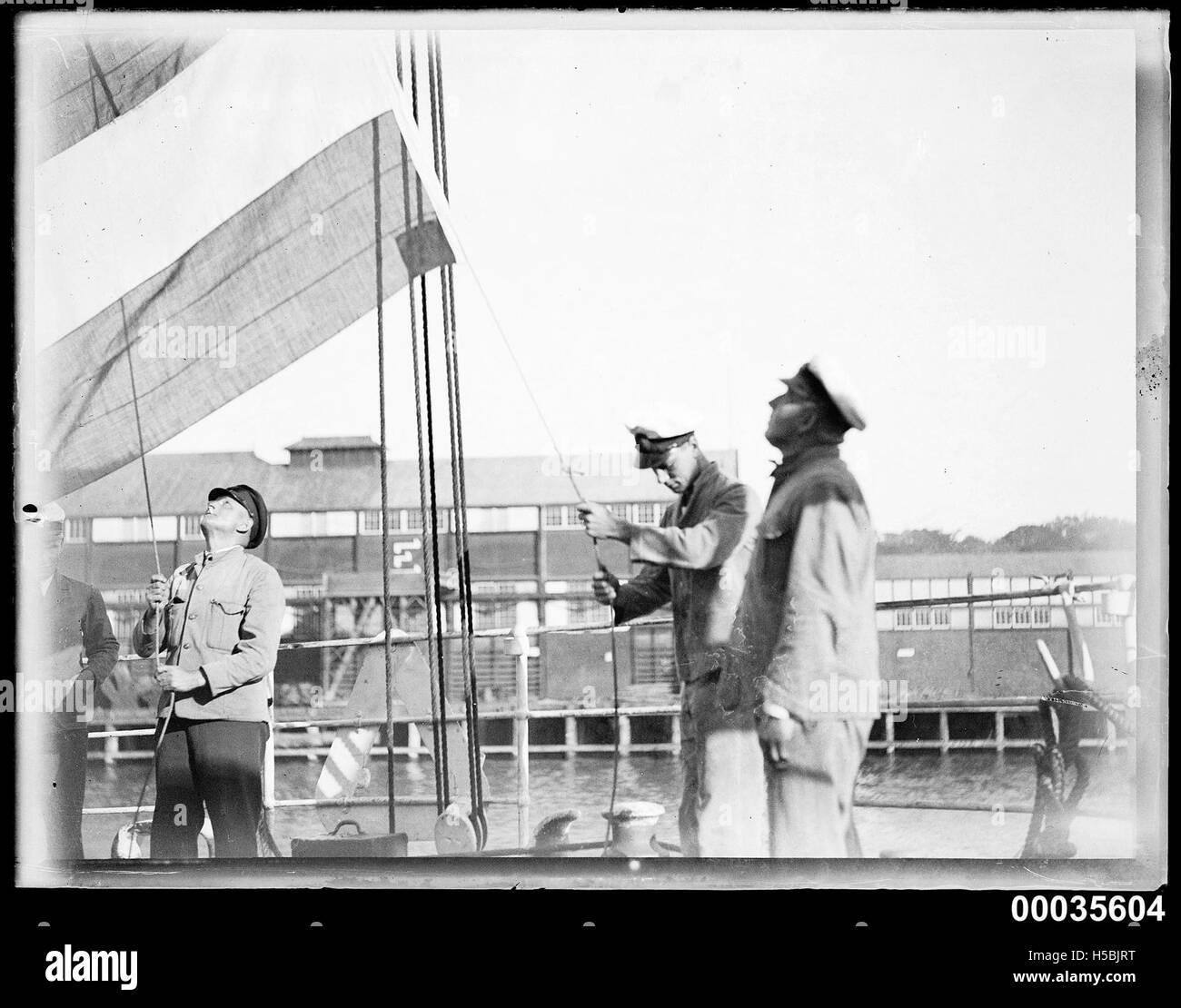 Una fotografia storica che mostra la bandiera imperiale tedesca issata sulla nave Magdalene Vinnen. L'immagine cattura un momento significativo nella storia della nave, probabilmente segnando un evento cerimoniale o orgoglio nazionale durante il suo tempo. Foto Stock