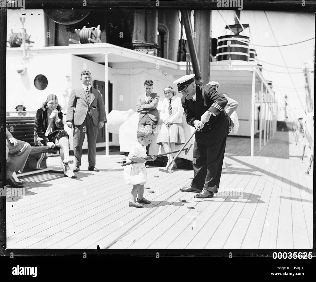 Capitano della nave giocando un mazzo di gioco con un bambino, 1920-1935 Foto Stock